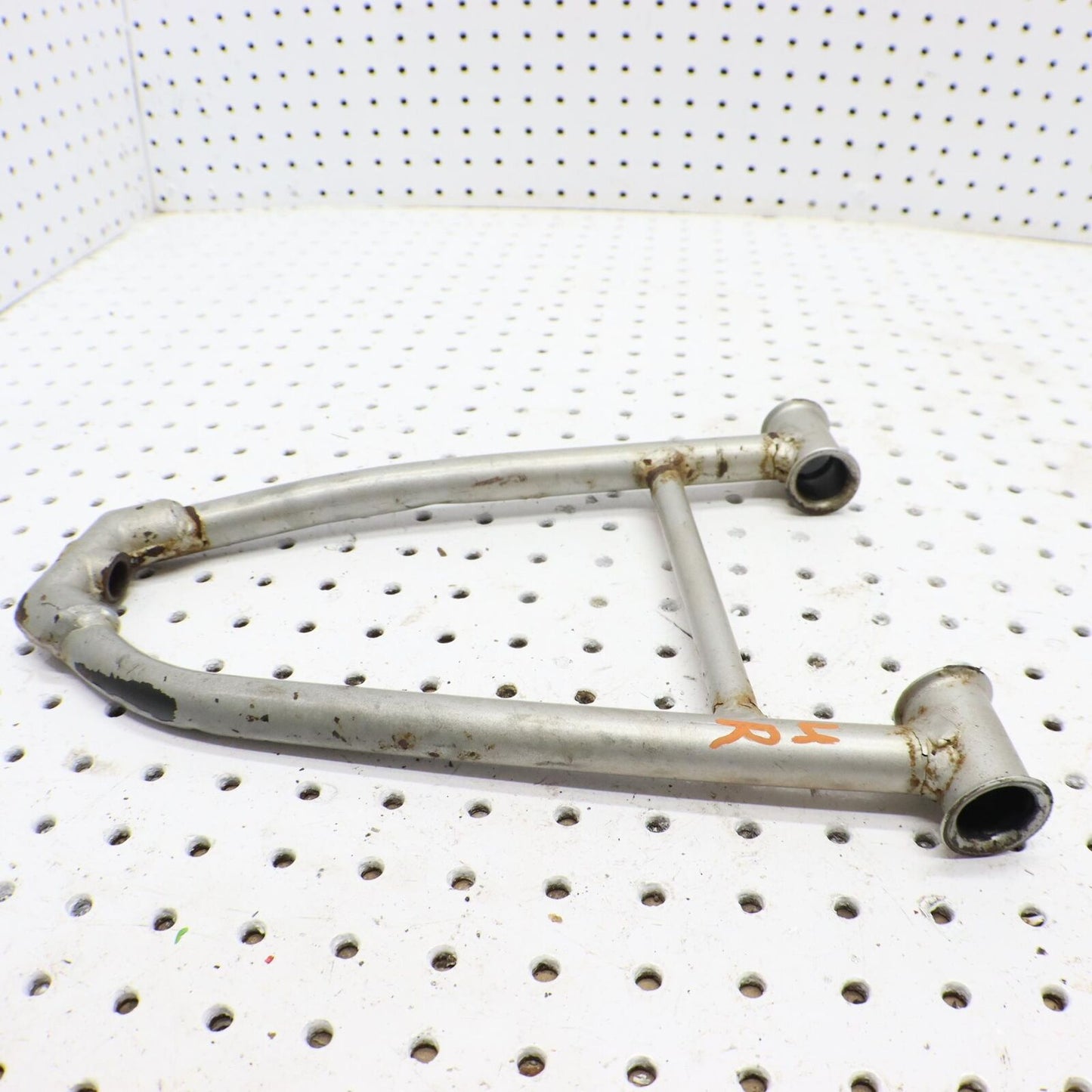 2006 POLARIS FUSION 700 FRONT UPPER RIGHT CONTROL A ARM  2203020-385