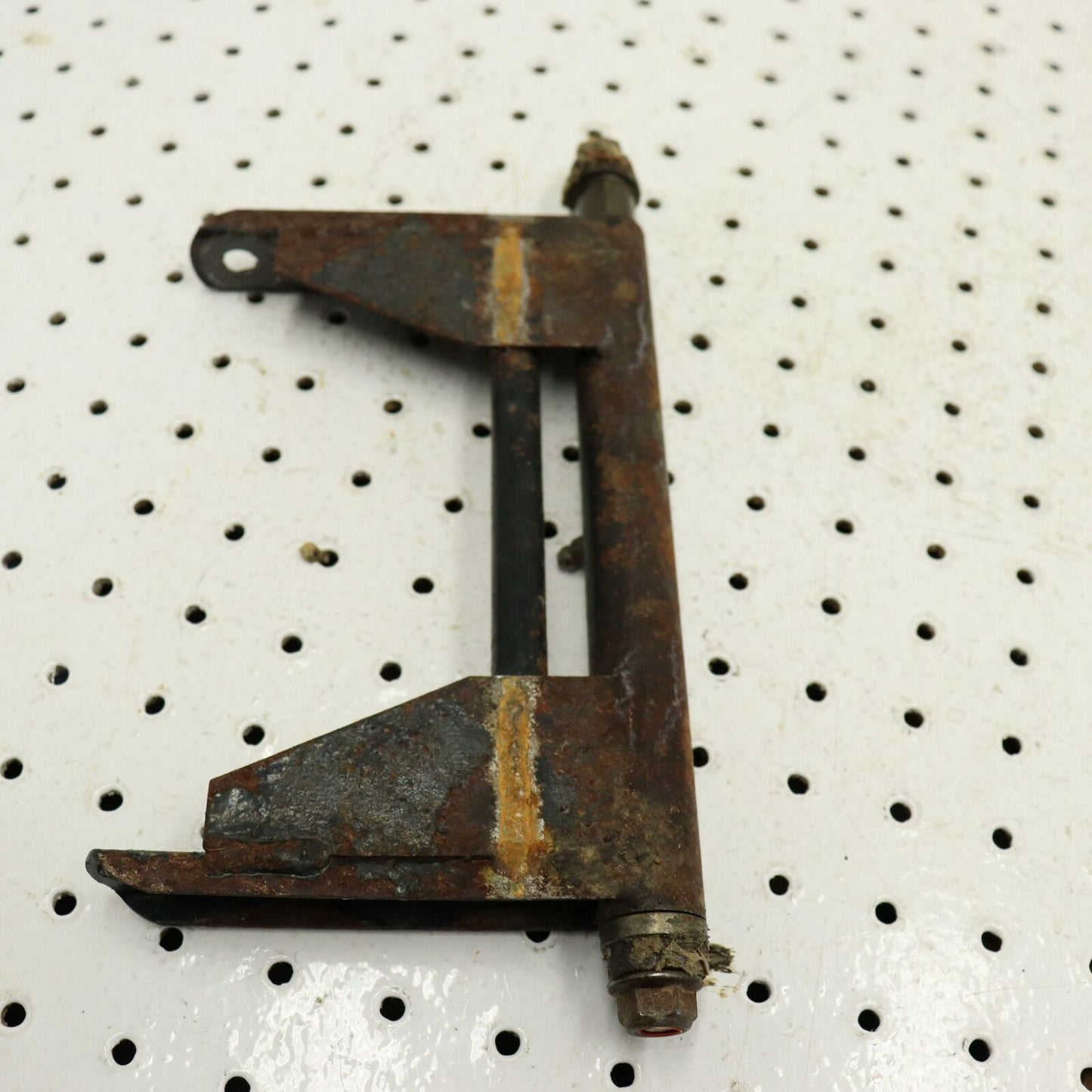 2006 ARCTIC CAT M7 REAR SUSPENSION FRONT PIVOT LINKAGE MOUNT BRACKET 0704-976