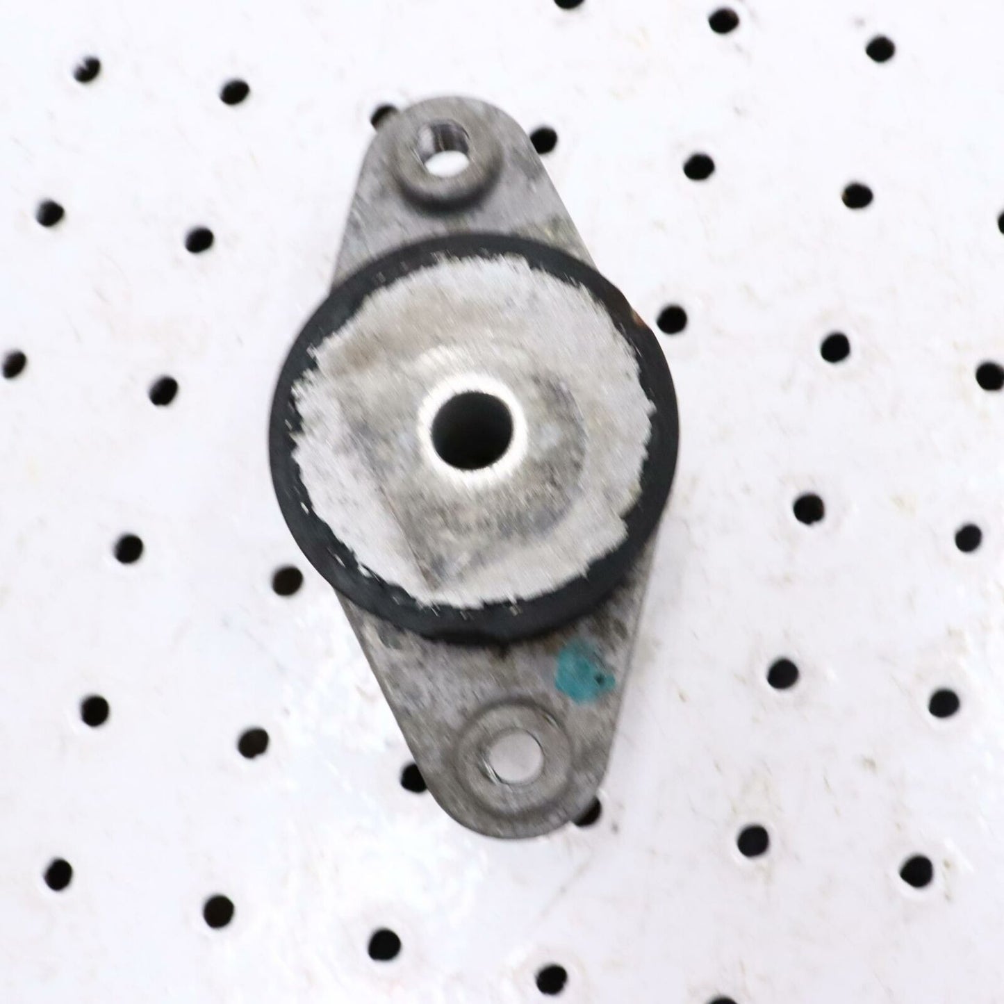 2006 POLARIS CLASSIC 700 ENGINE MOTOR MOUNT BRACKET 3021753