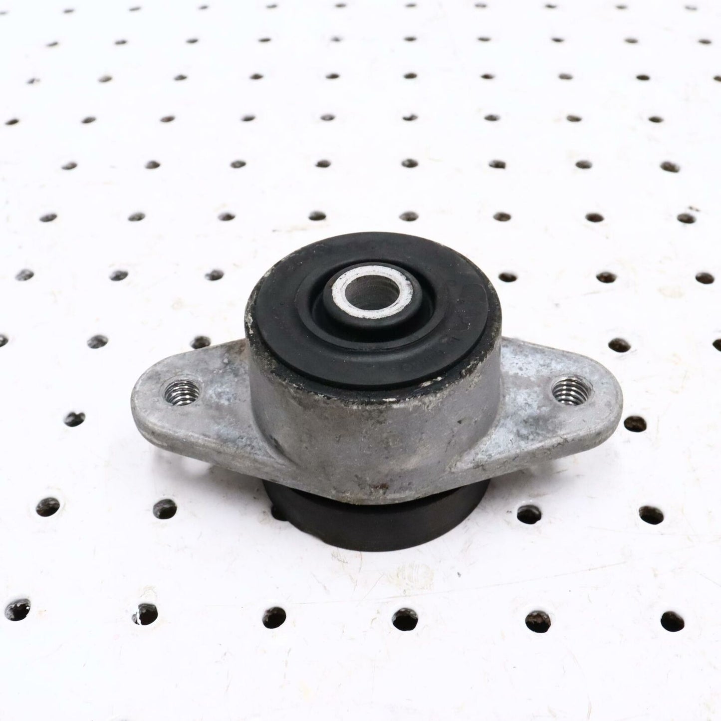 2006 POLARIS CLASSIC 700 ENGINE MOTOR MOUNT BRACKET 3021753