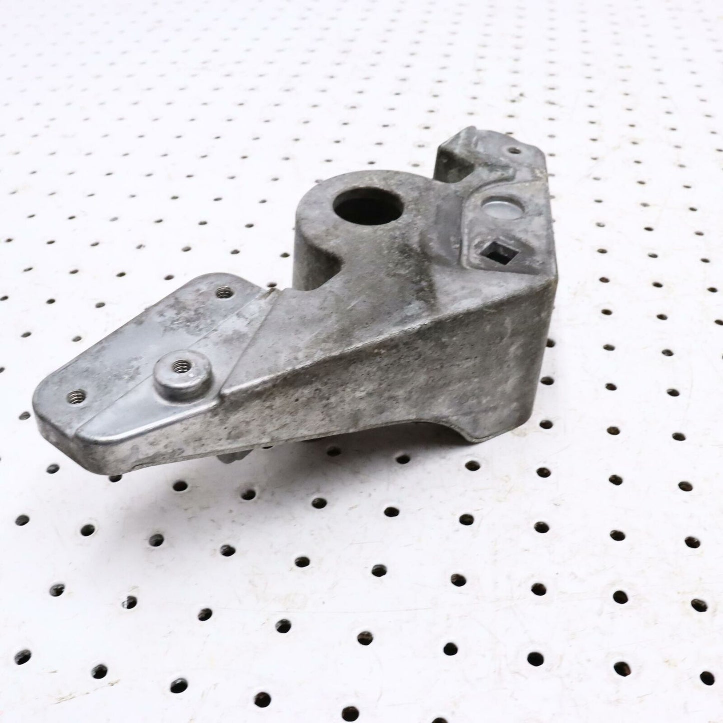 2006 POLARIS CLASSIC 700 ENGINE MOTOR MOUNT BRACKET 5134871