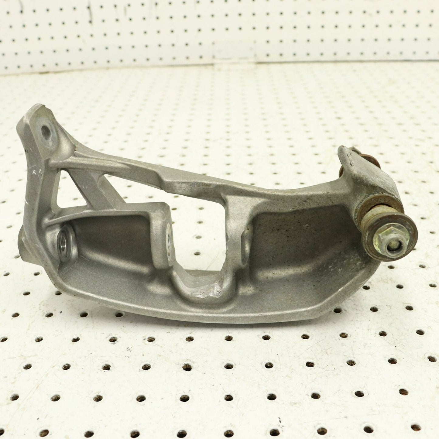 2007 POLARIS RMK 600 RIGHT FRONT STEERING ARM SPINDLE KNUCKLE 1822798