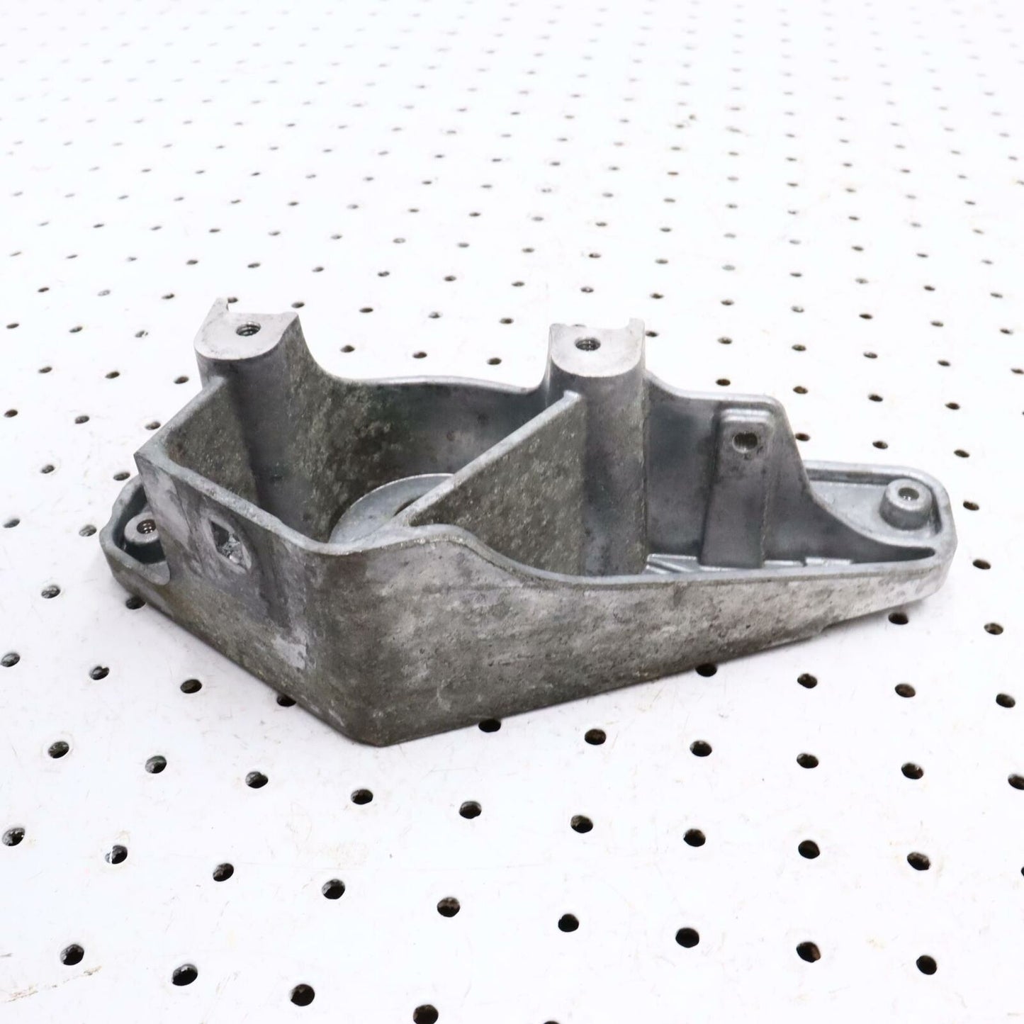 2006 POLARIS CLASSIC 700 ENGINE MOTOR MOUNT BRACKET 5134871