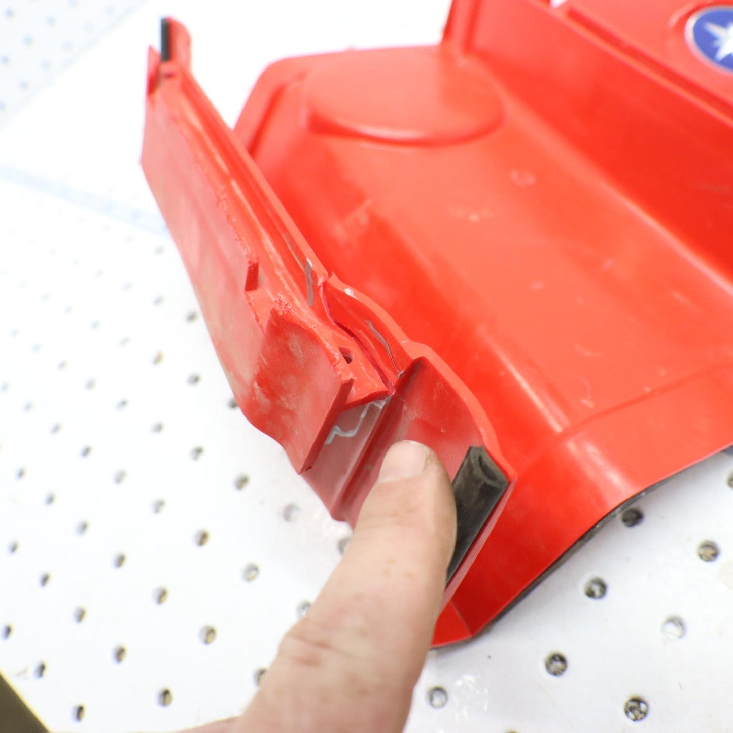 2016 POLARIS SPORTSMAN 570 FRONT FENDER COVER RED 5439069-293 CRACK