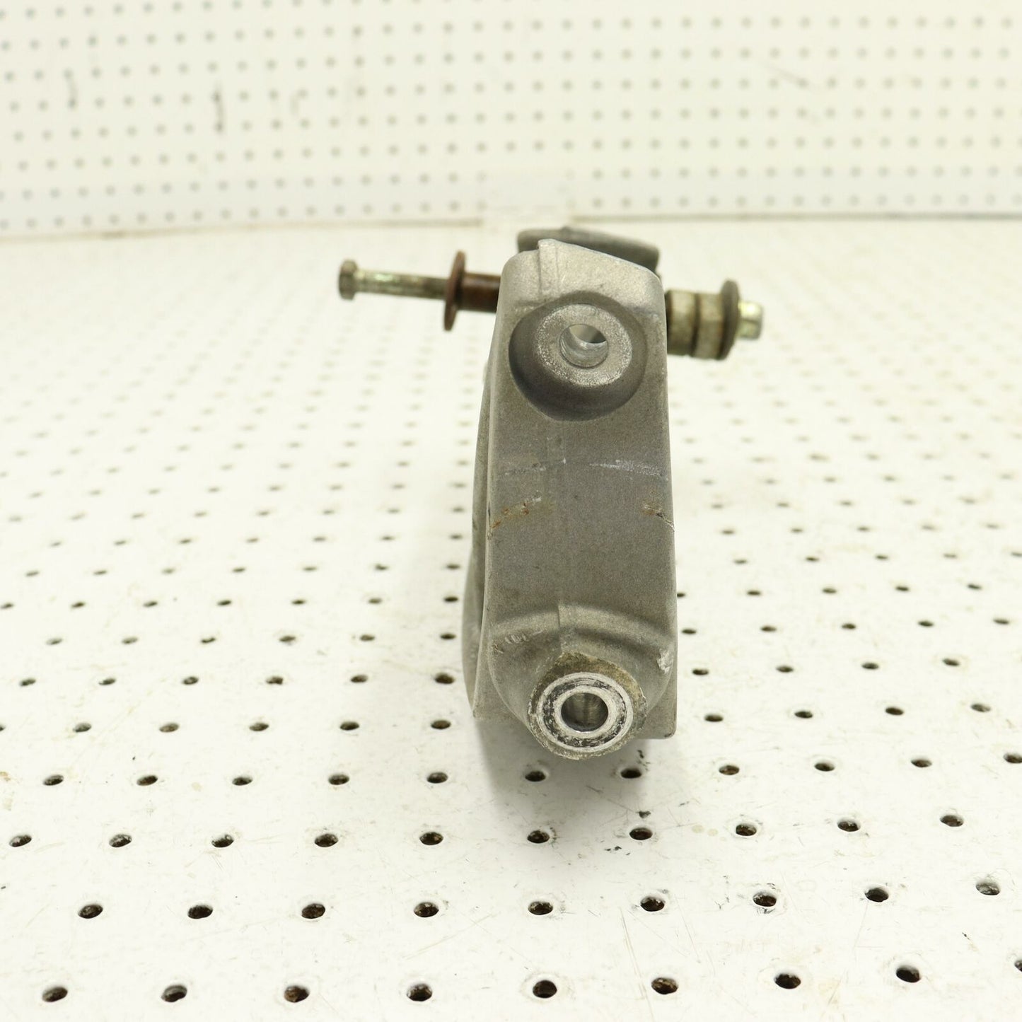 2007 POLARIS RMK 600 RIGHT FRONT STEERING ARM SPINDLE KNUCKLE 1822798