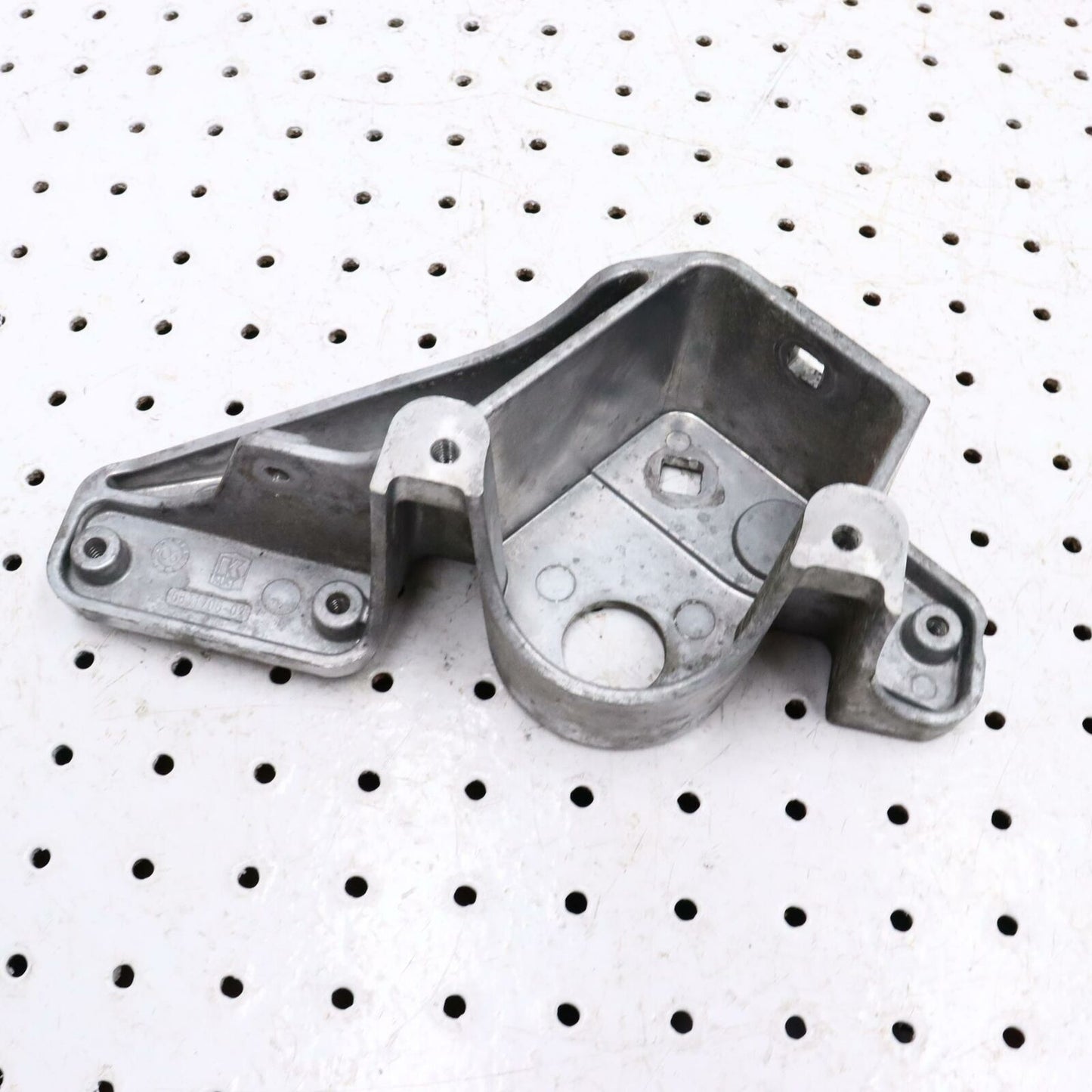 2006 POLARIS CLASSIC 700 ENGINE MOTOR MOUNT BRACKET 5134871