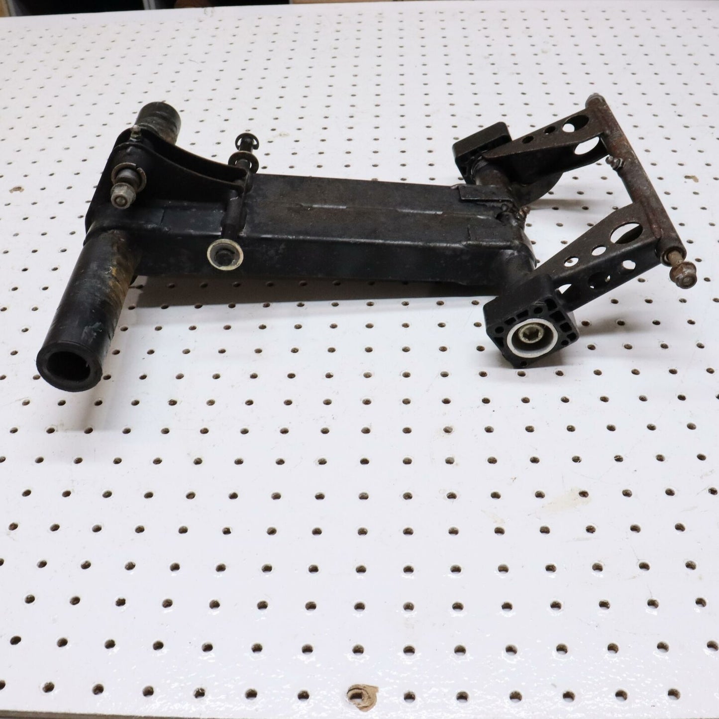 2006 SKI-DOO MXZ 800 REAR BACK SUSPENSION FRONT TORQUE PIVOT ARM 503191119