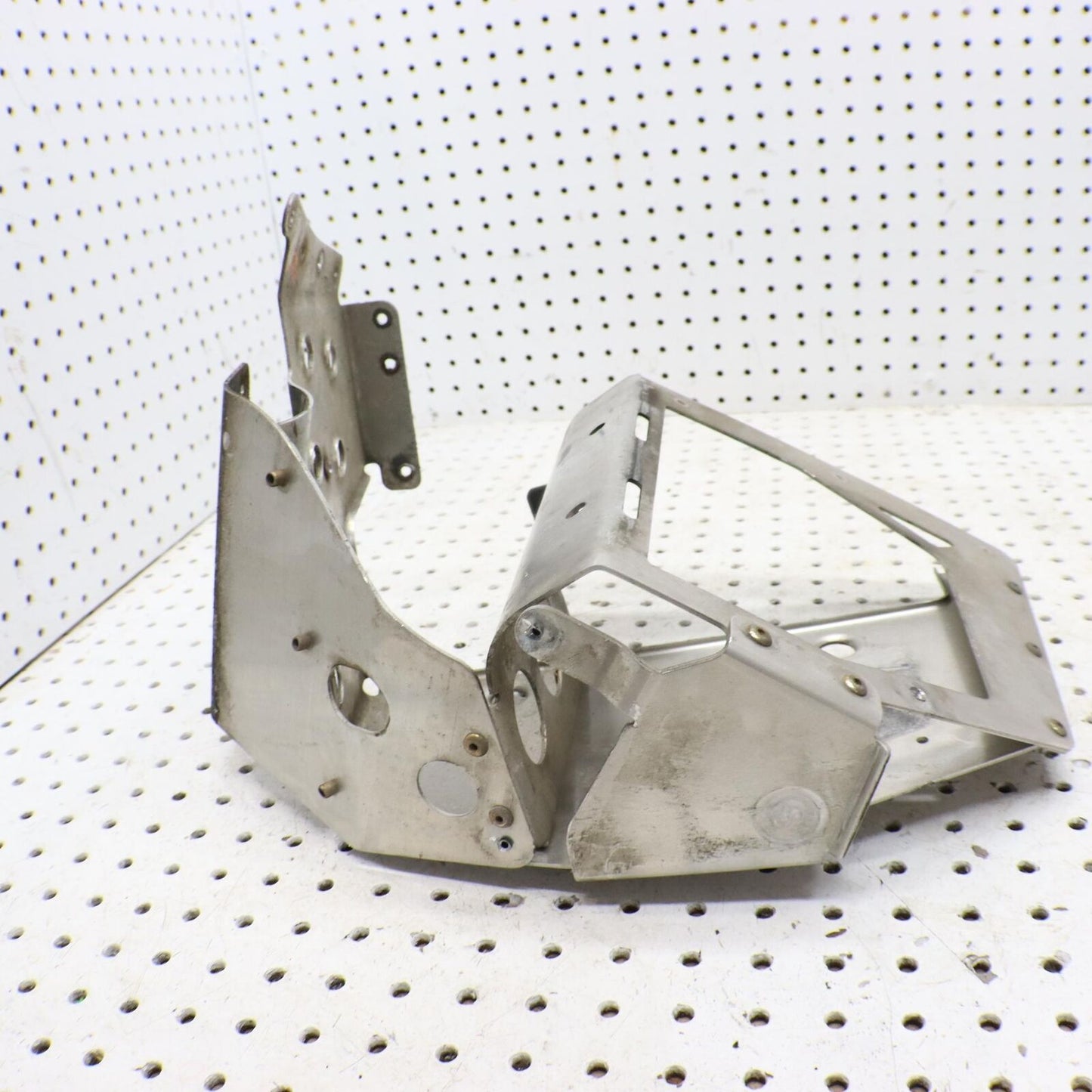 2008 POLARIS SWITCHBACK TURBO RIGHT FRONT FOOT REST STAY FOOTREST WELL 1016004