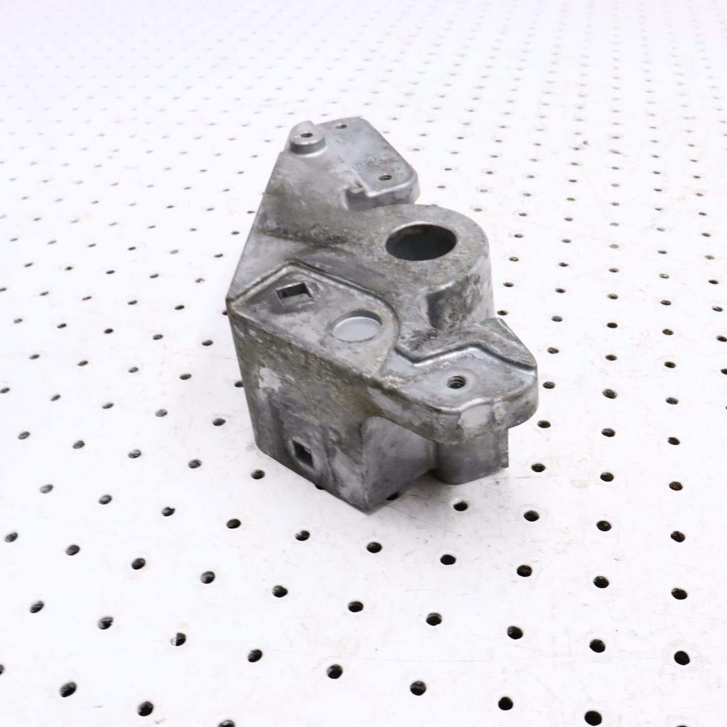 2006 POLARIS CLASSIC 700 ENGINE MOTOR MOUNT BRACKET 5134871