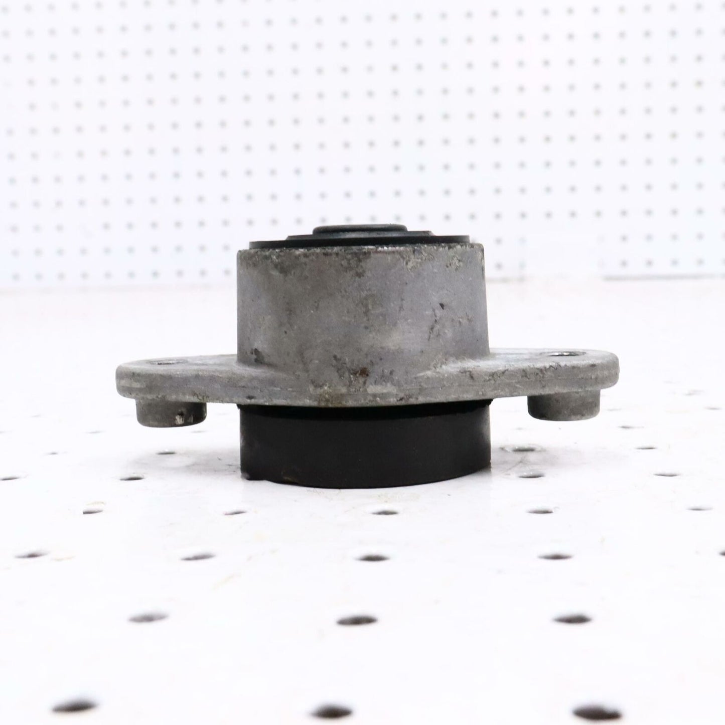 2006 POLARIS CLASSIC 700 ENGINE MOTOR MOUNT BRACKET 3021753