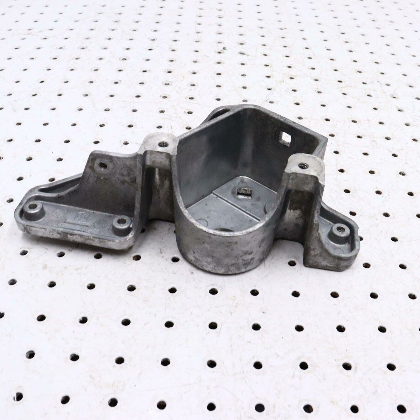 2006 POLARIS CLASSIC 700 ENGINE MOTOR MOUNT BRACKET 5134871