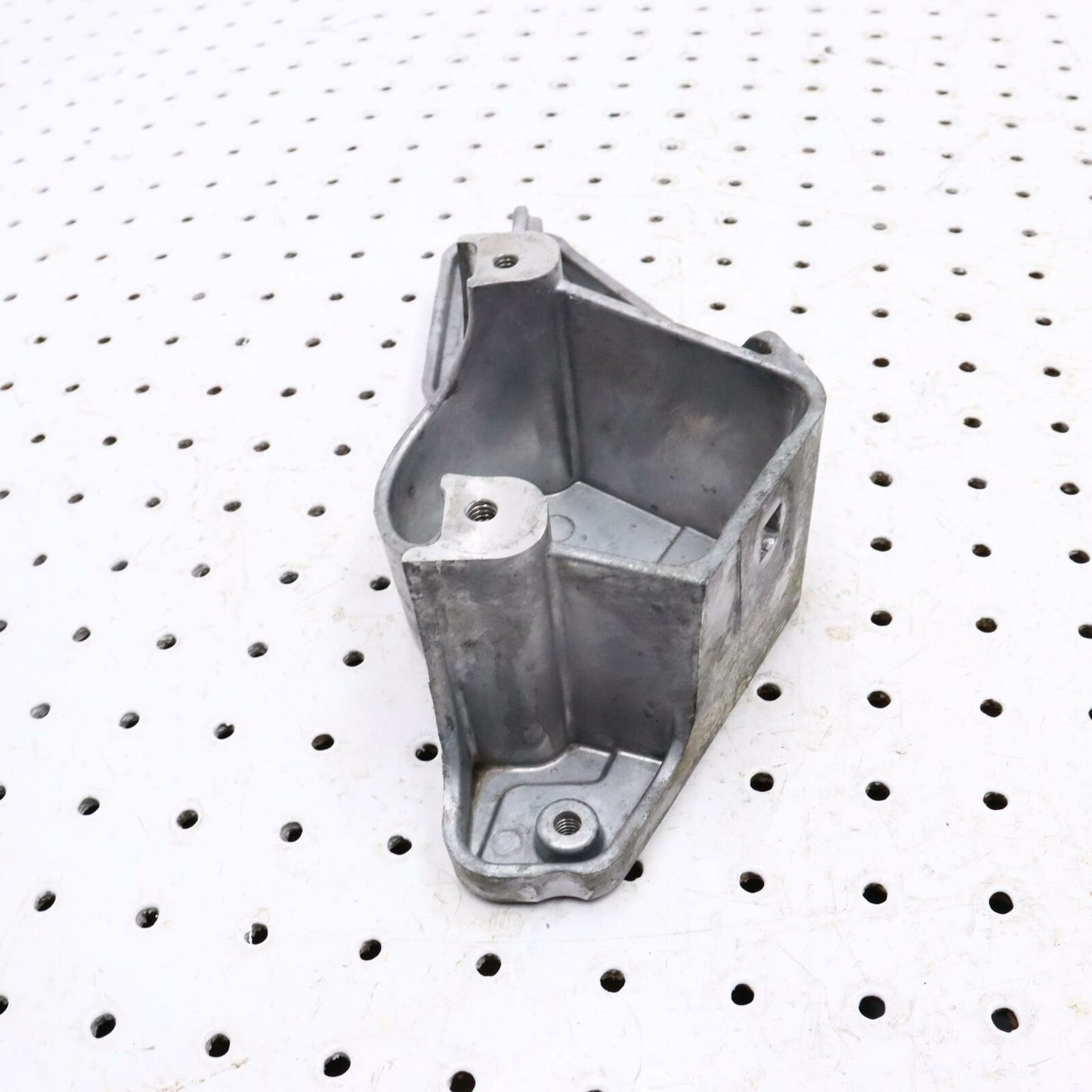 2006 POLARIS CLASSIC 700 ENGINE MOTOR MOUNT BRACKET 5134871
