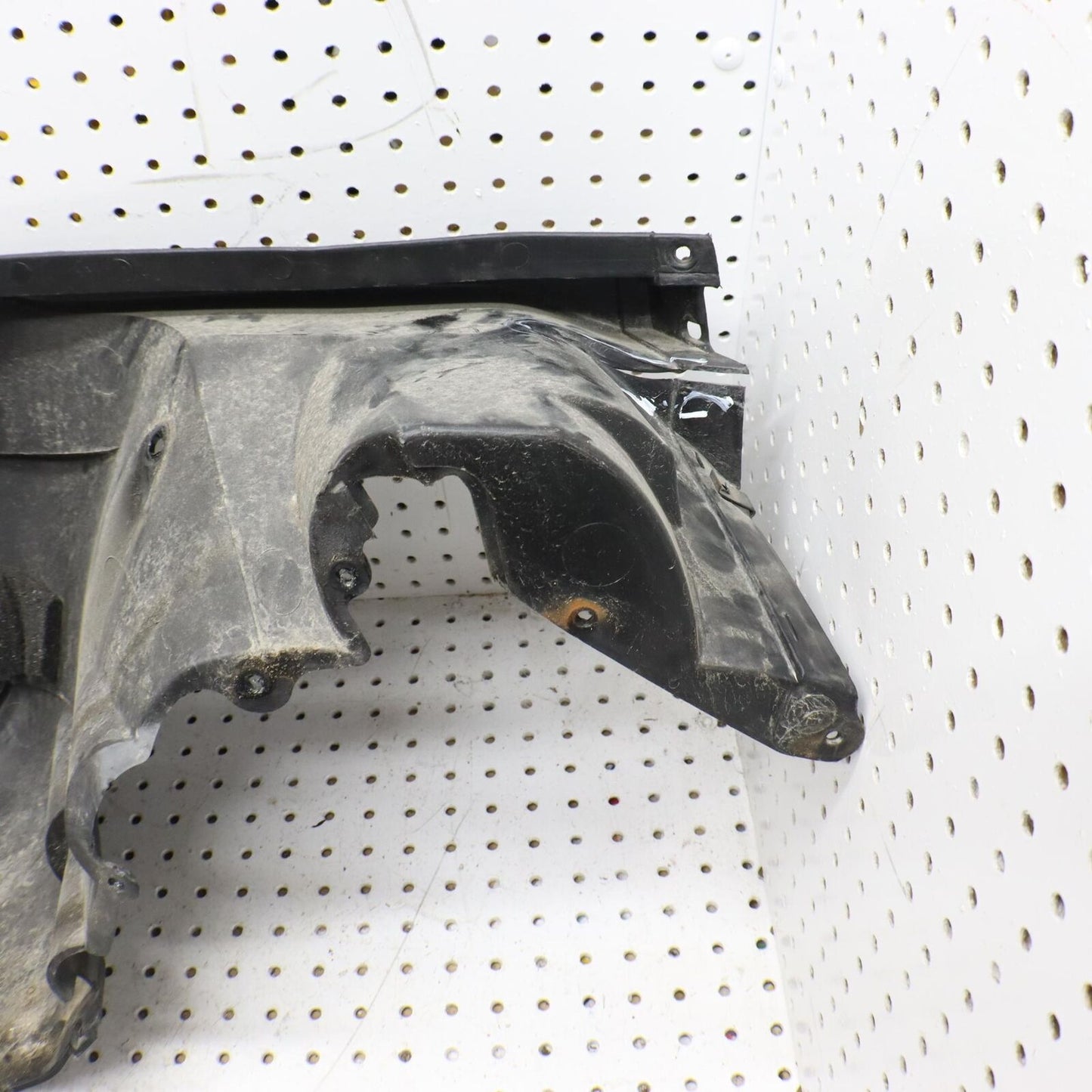 2005 ARCTIC CAT SABERCAT 600 LEFT SIDE LOWER BELLY PAN 2606-647 (SMALL CRACK)