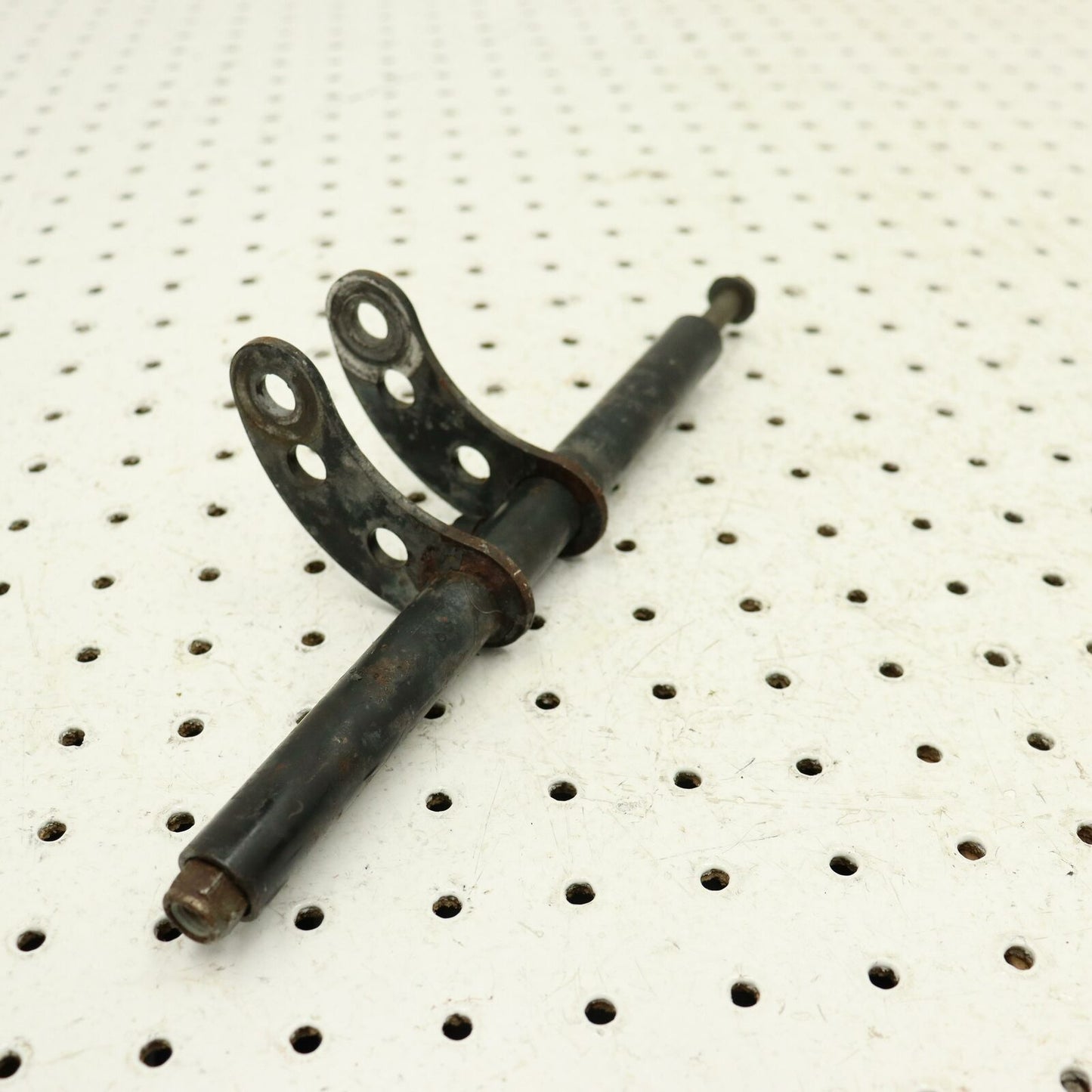 POLARIS 2002 RMK 600 700 REAR SUSPENSION LINKAGE PIVOT BRACKET MOUNT ARM 1541635