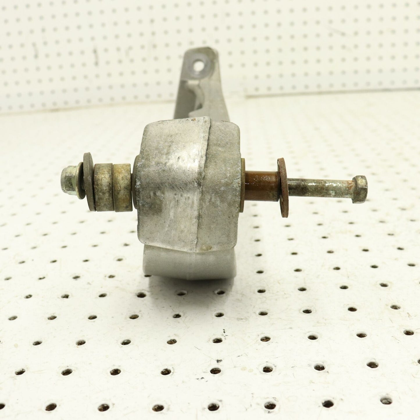 2007 POLARIS RMK 600 RIGHT FRONT STEERING ARM SPINDLE KNUCKLE 1822798