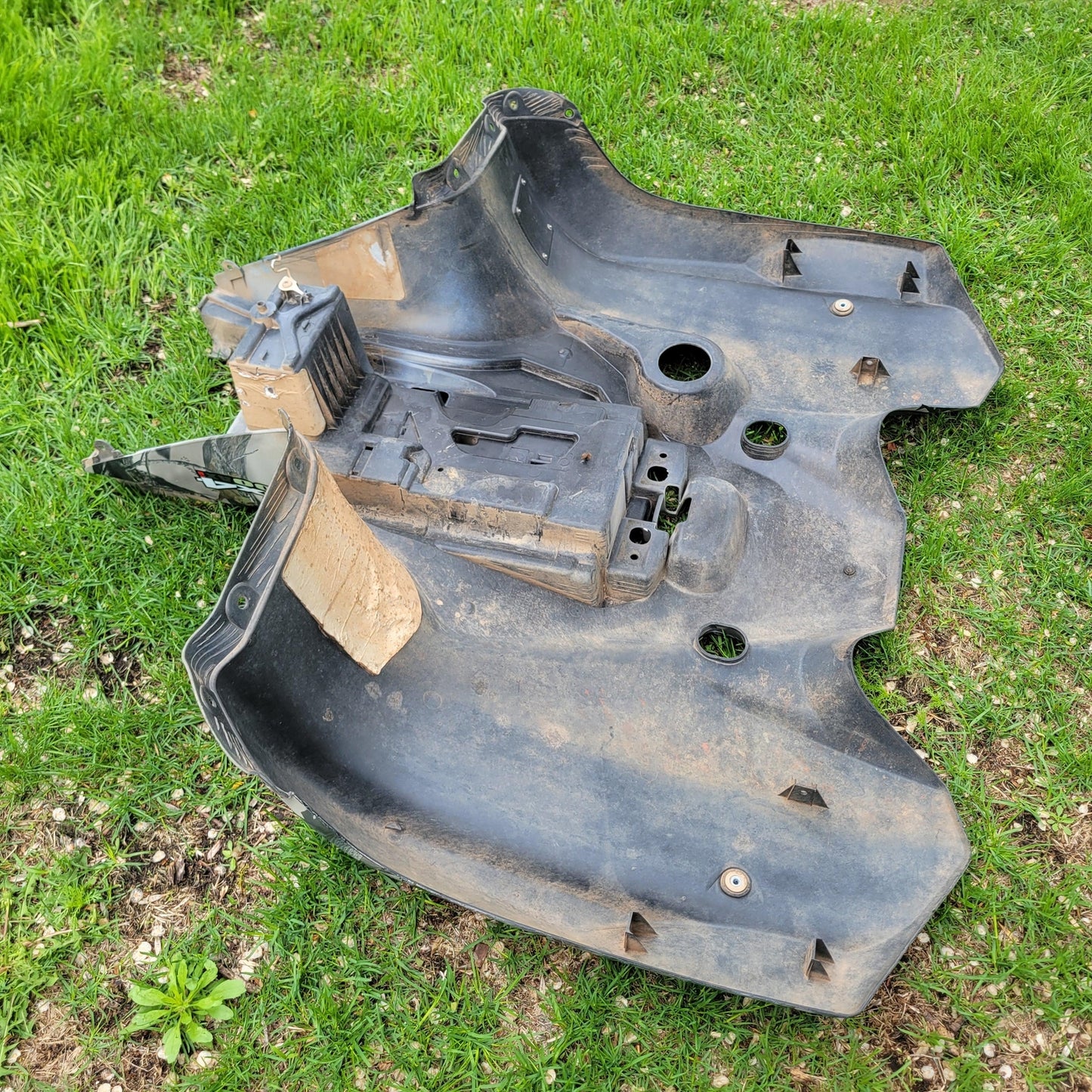 2016 SUZUKI KING QUAD 500 REAR FENDER CAMO 63111-31GC3-PHW; 63111-31G42-PHW