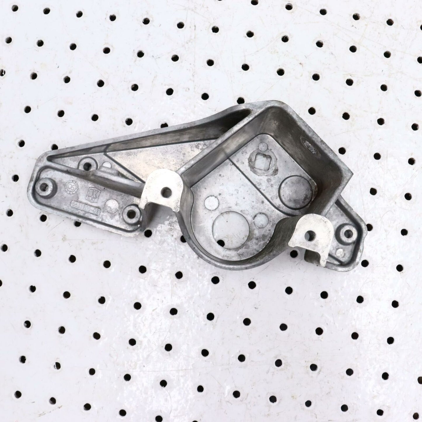 2006 POLARIS CLASSIC 700 ENGINE MOTOR MOUNT BRACKET 5134871