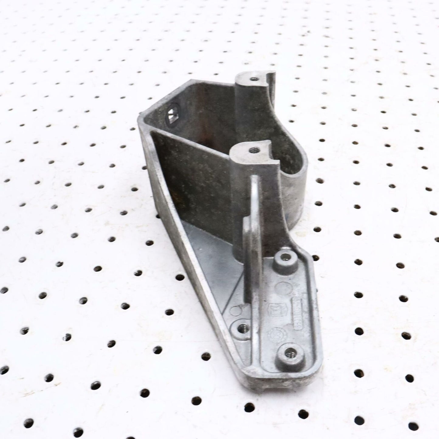 2006 POLARIS CLASSIC 700 ENGINE MOTOR MOUNT BRACKET 5134871