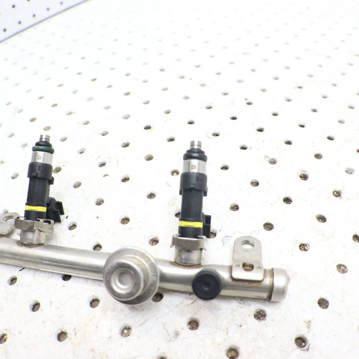 2009 Polaris Sportsman Xp 850 Fuel Rail & INJECTORS 2520563; 1203568