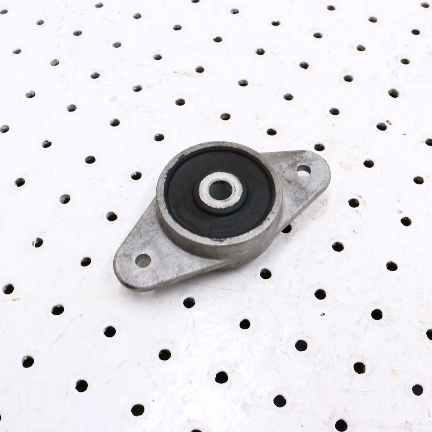 2006 POLARIS CLASSIC 700 ENGINE MOTOR MOUNT BRACKET 3021752
