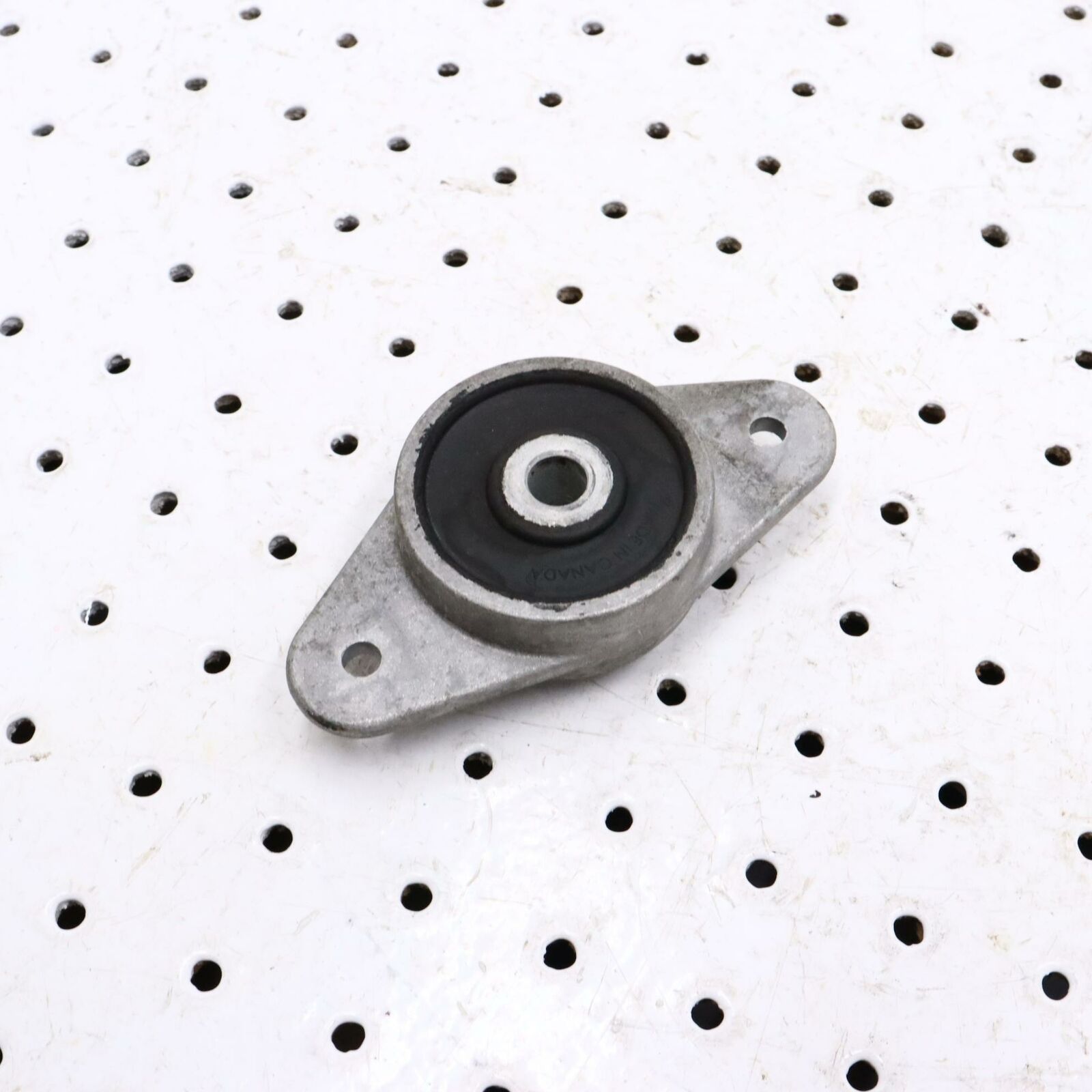 2006 POLARIS CLASSIC 700 ENGINE MOTOR MOUNT BRACKET 3021752