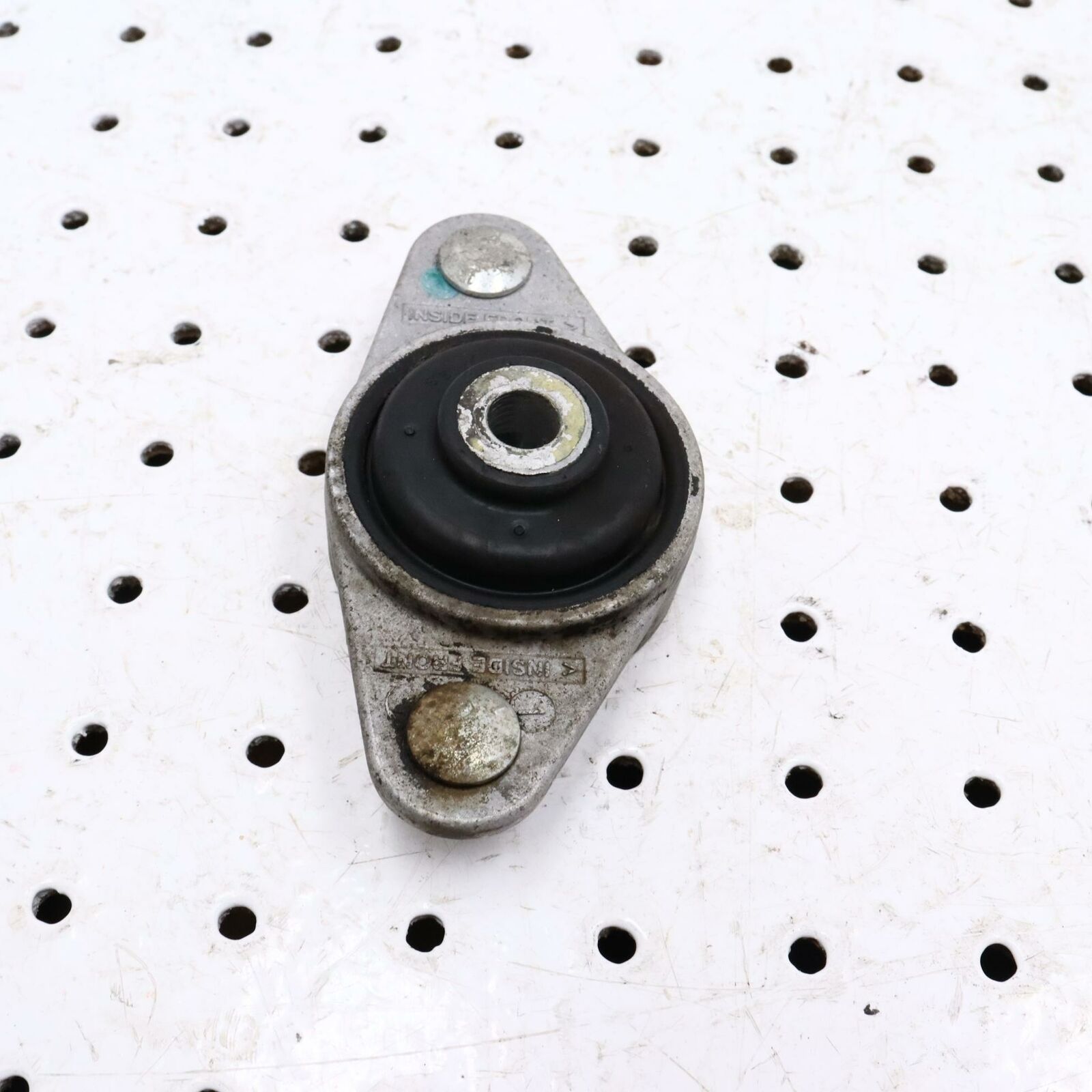2006 POLARIS CLASSIC 700 ENGINE MOTOR MOUNT BRACKET 3021752