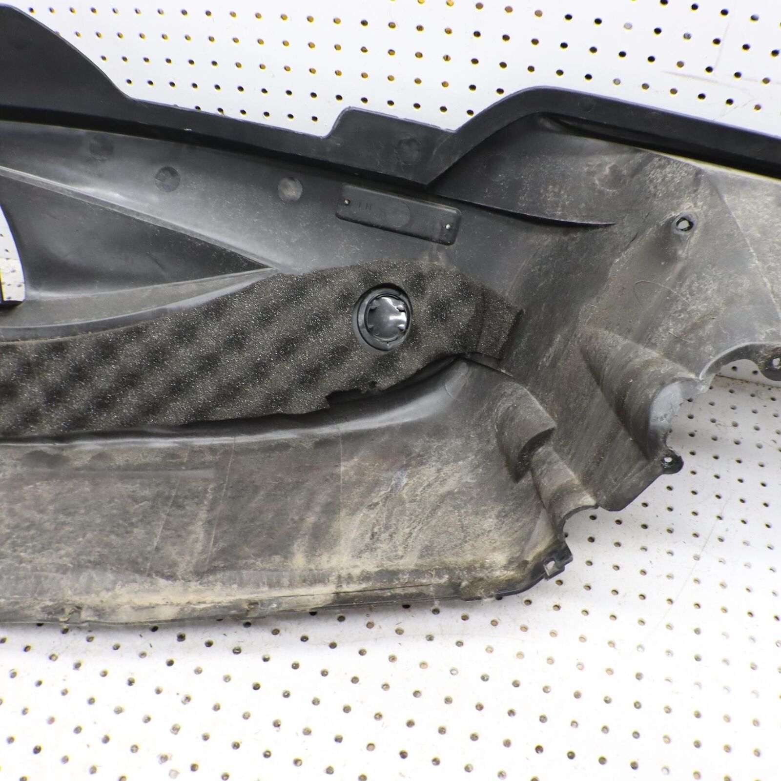 2005 ARCTIC CAT SABERCAT 600 LEFT SIDE LOWER BELLY PAN  2606-647 (SMALL CRACK)