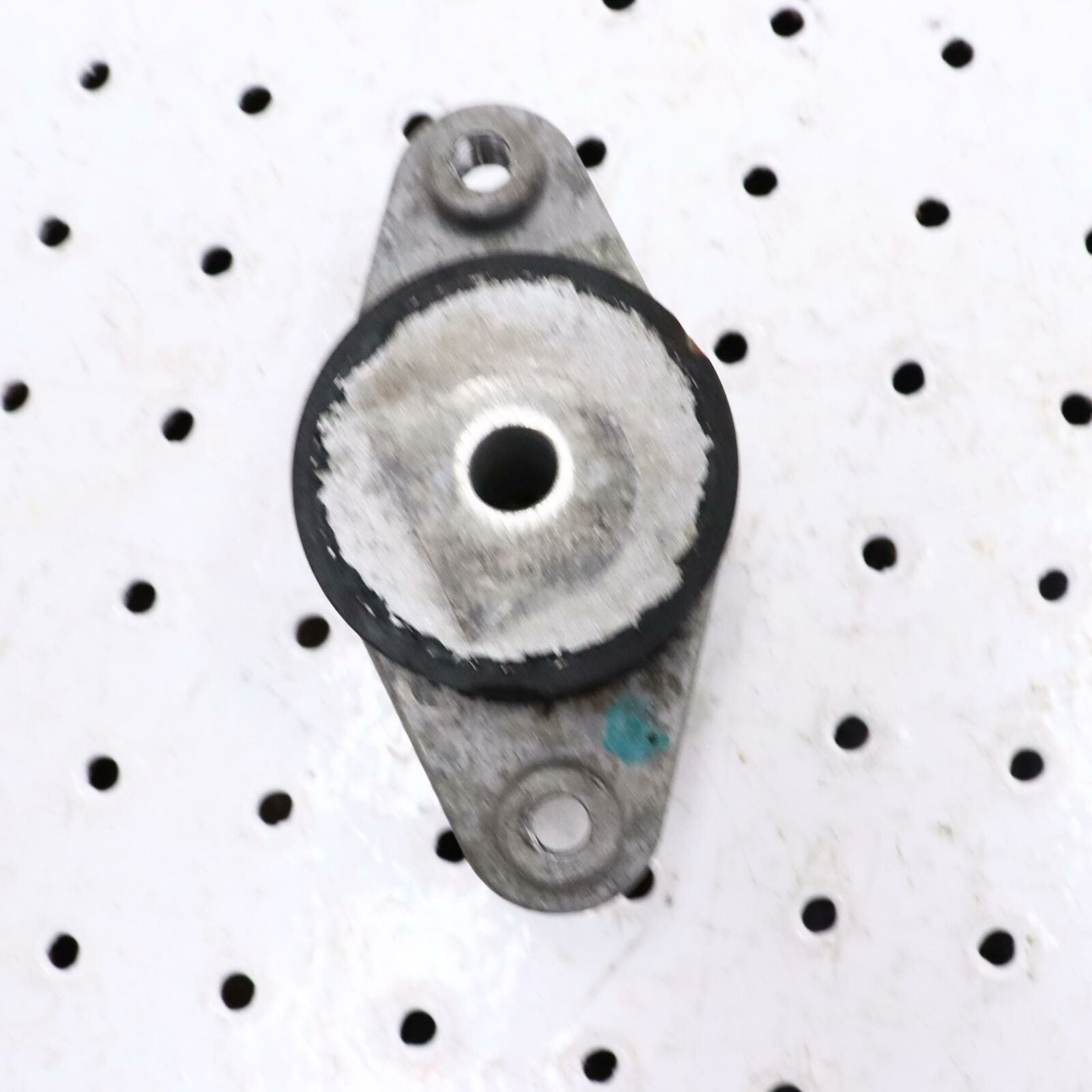 2006 POLARIS CLASSIC 700 ENGINE MOTOR MOUNT BRACKET 3021753