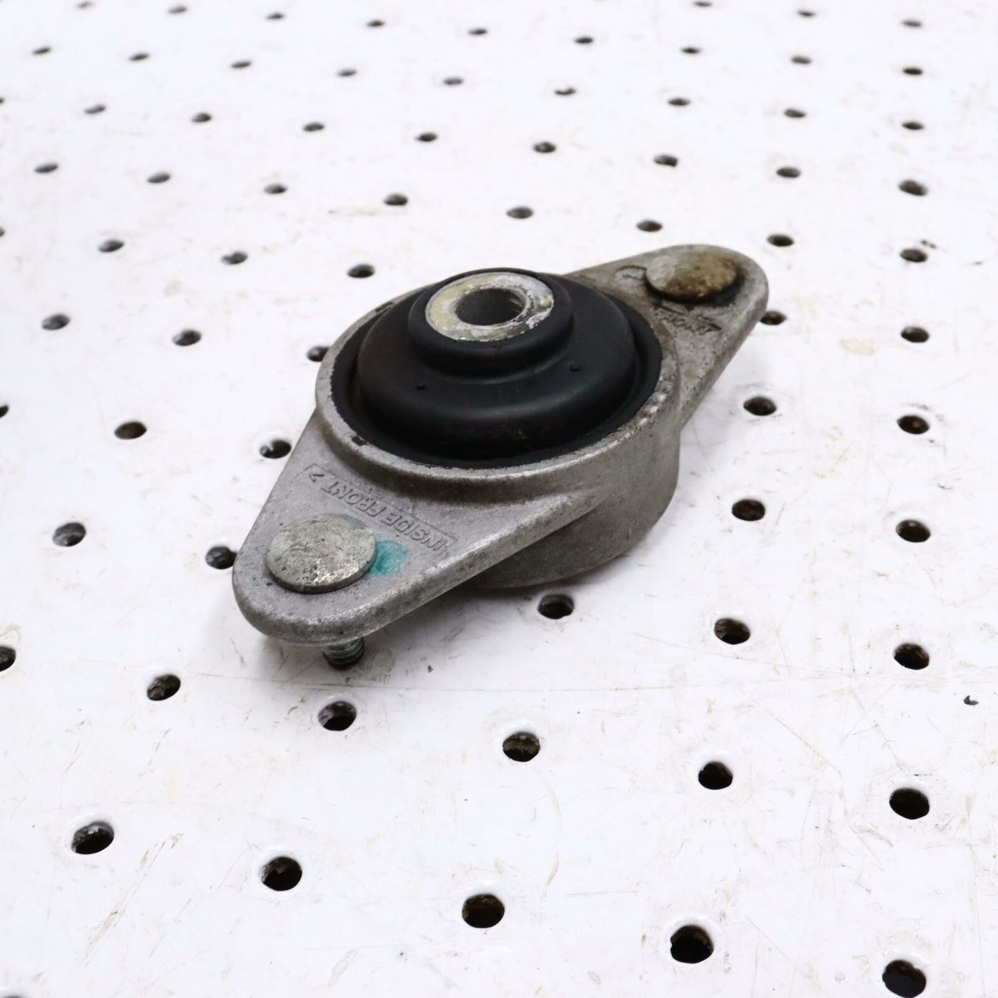 2006 POLARIS CLASSIC 700 ENGINE MOTOR MOUNT BRACKET 3021752