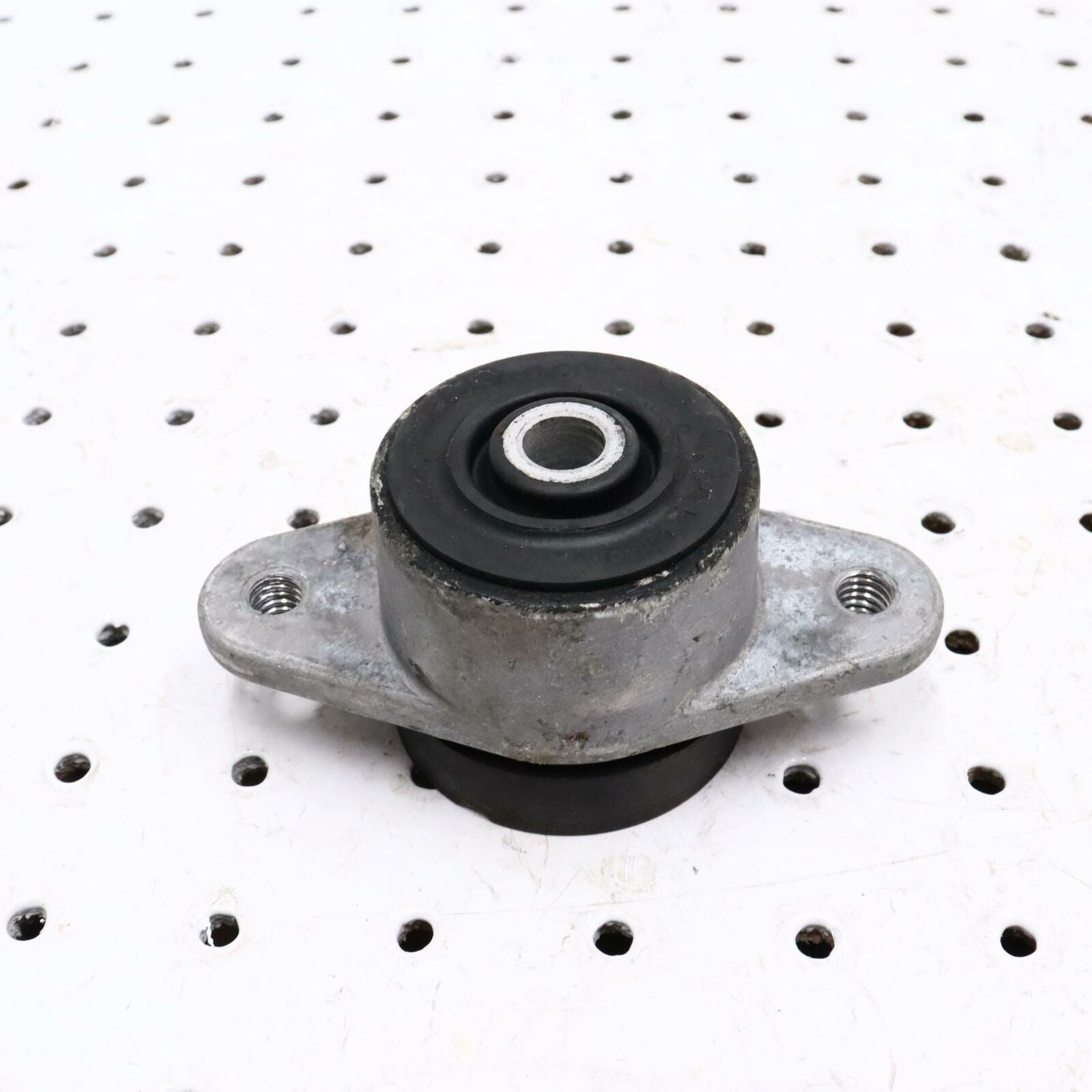 2006 POLARIS CLASSIC 700 ENGINE MOTOR MOUNT BRACKET 3021753