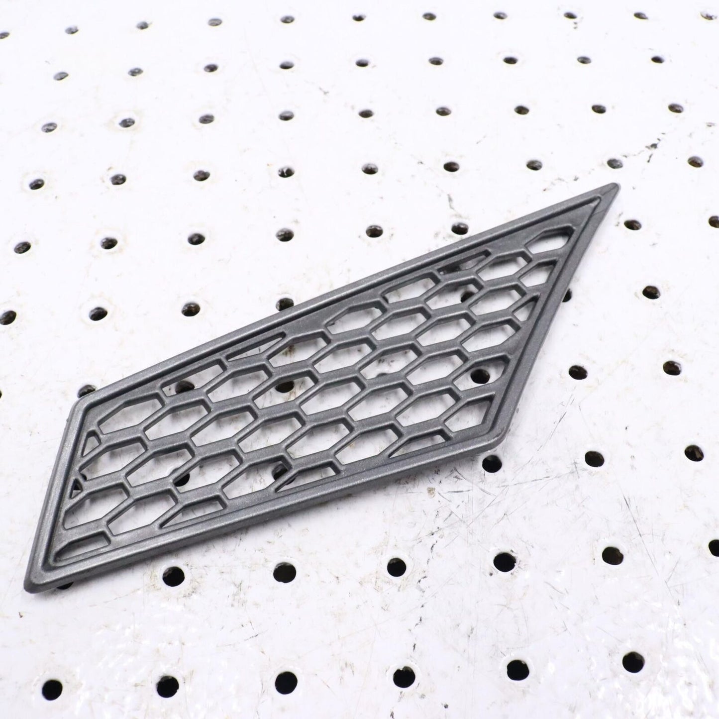 2007 ARCTIC CAT F5 RIGHT HOOD LOUVER SCREEN VENT COVER 4606-700 