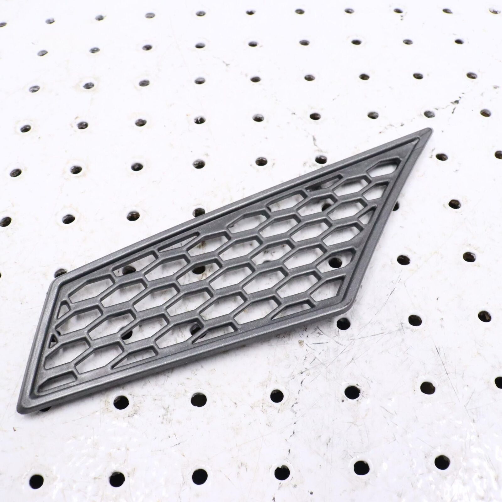 2007 ARCTIC CAT F5 RIGHT HOOD LOUVER SCREEN VENT COVER 4606-700 