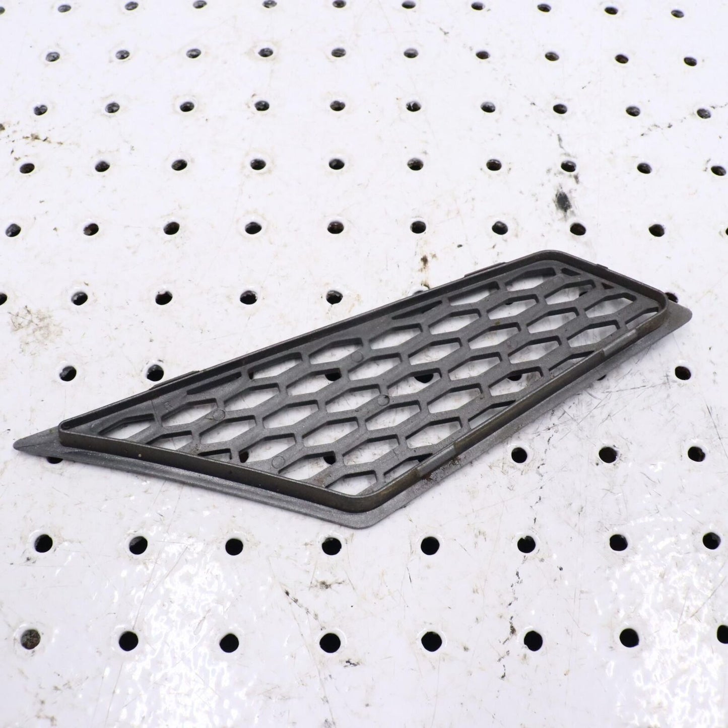 2007 ARCTIC CAT F5 RIGHT HOOD LOUVER SCREEN VENT COVER 4606-700 