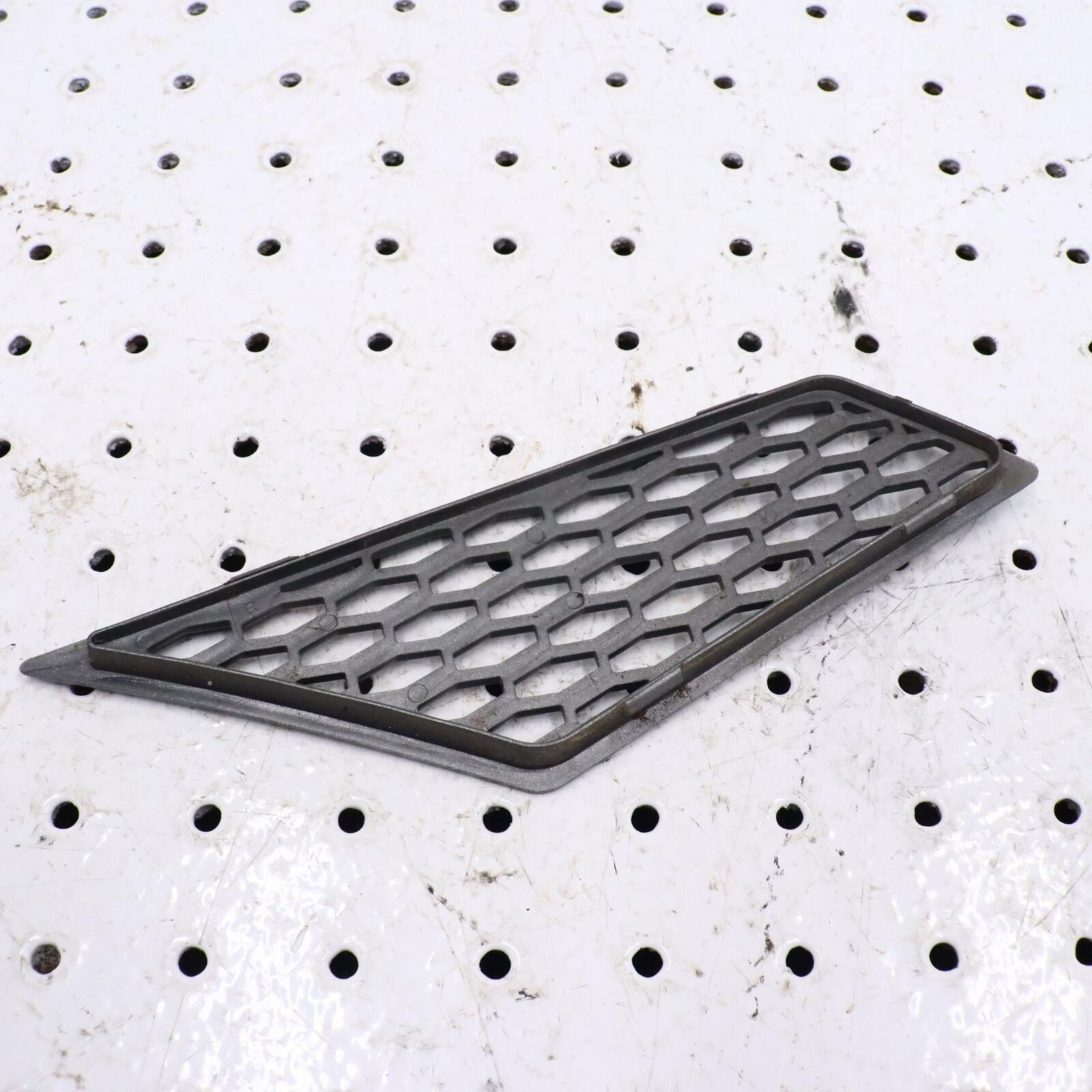 2007 ARCTIC CAT F5 RIGHT HOOD LOUVER SCREEN VENT COVER 4606-700 