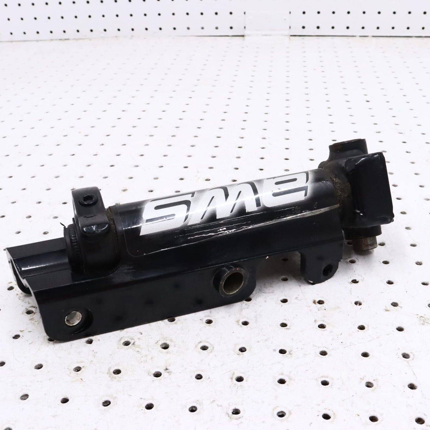 2005 ARCTIC CAT SABERCAT 600 LEFT FRONT STEERING ARM SPINDLE KNUCKLE 1703-433