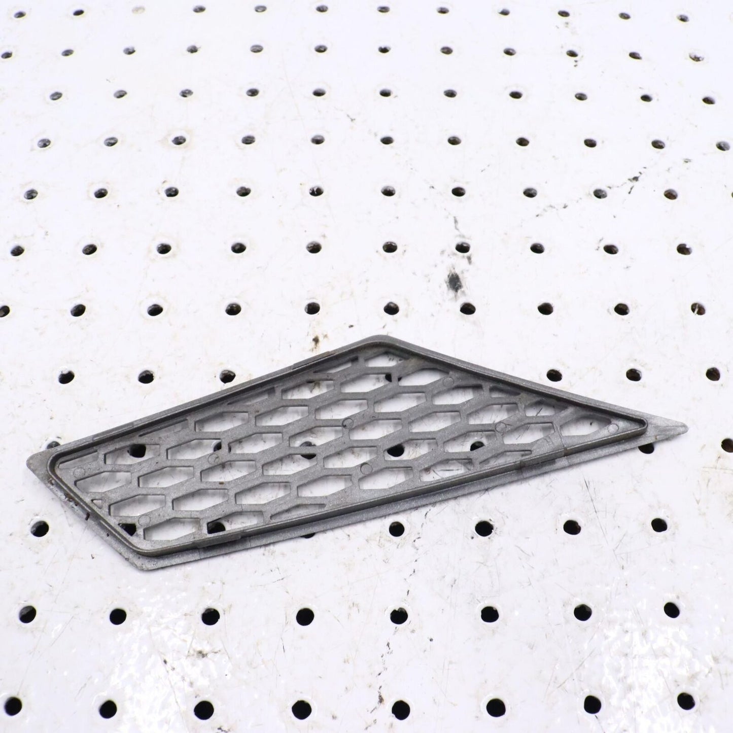 2007 ARCTIC CAT F5 RIGHT HOOD LOUVER SCREEN VENT COVER 4606-700 