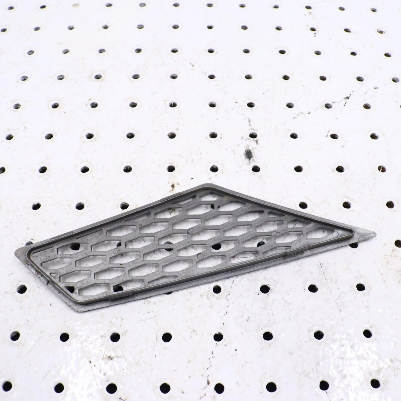 2007 ARCTIC CAT F5 RIGHT HOOD LOUVER SCREEN VENT COVER 4606-700 