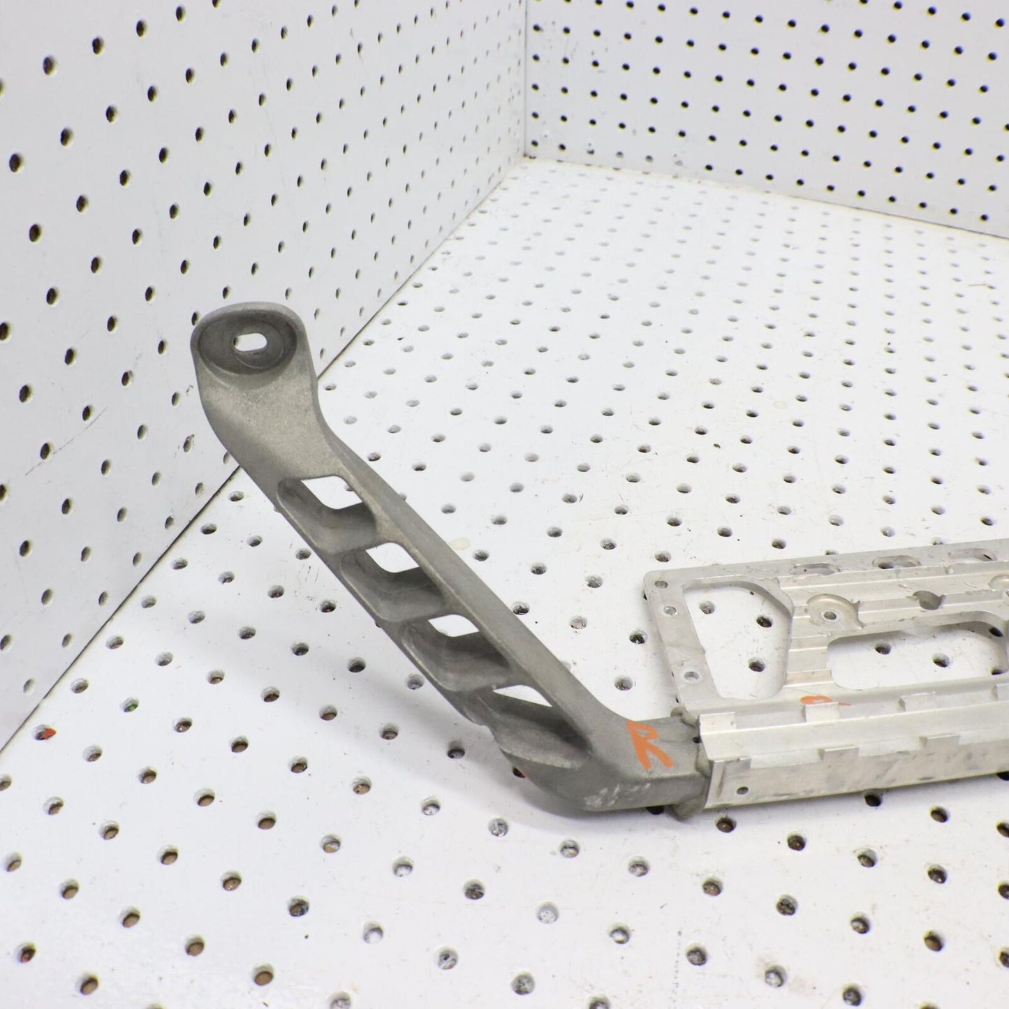 2014 POLARIS PRO RMK 800 RUNNING BOARD FOOTREST SUPPORT ASSEMBLY, RIGHT 1018778