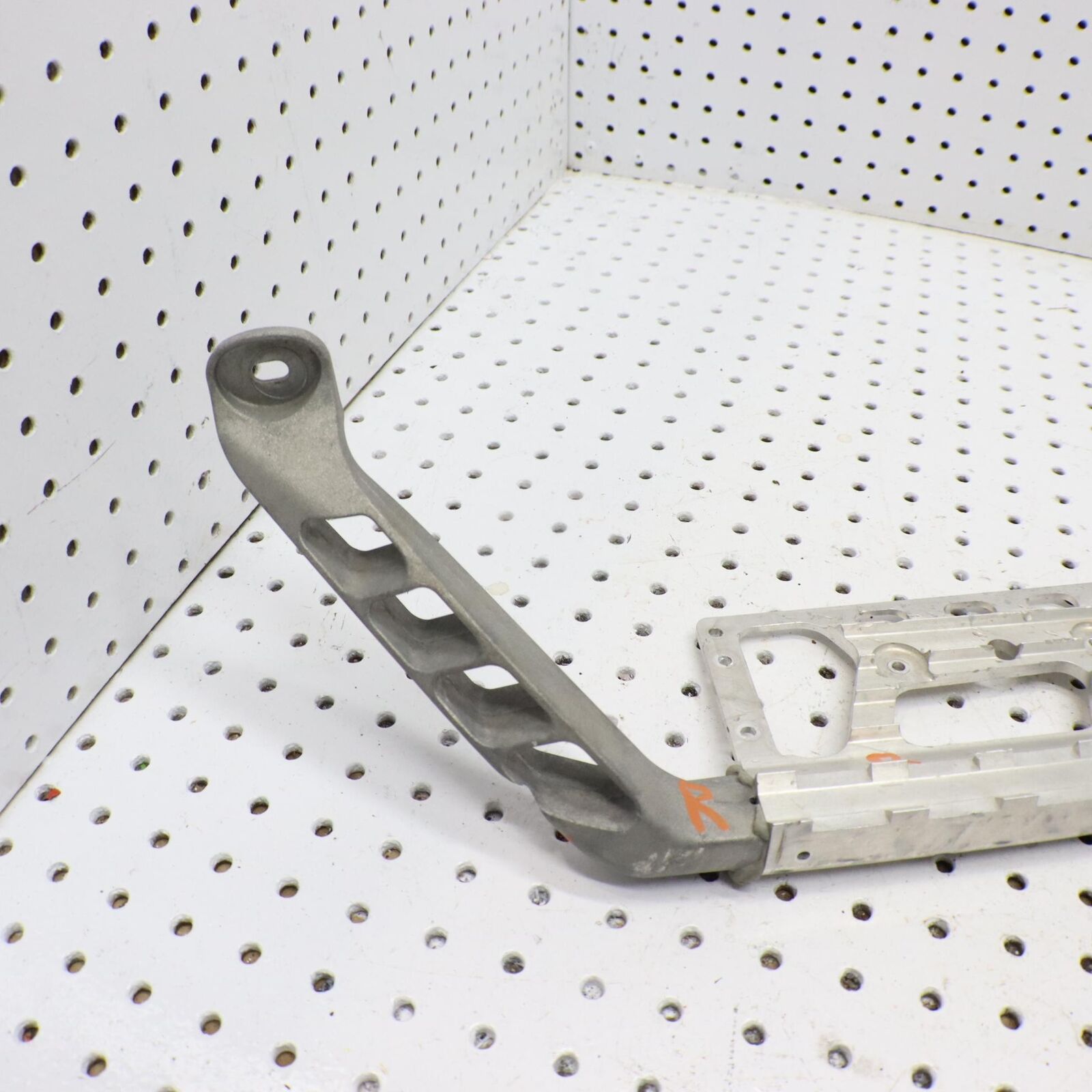 2014 POLARIS PRO RMK 800 RUNNING BOARD FOOTREST SUPPORT ASSEMBLY, RIGHT 1018778