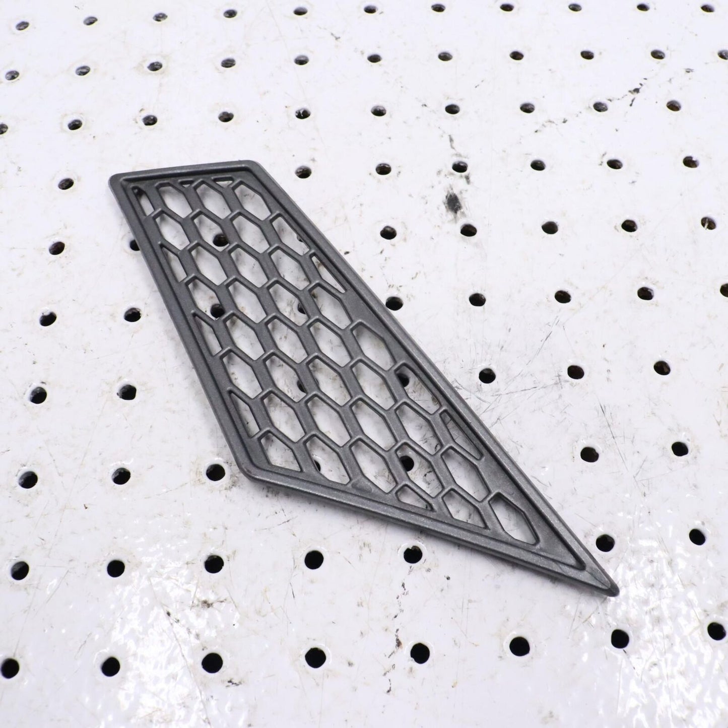 2007 ARCTIC CAT F5 RIGHT HOOD LOUVER SCREEN VENT COVER 4606-700 