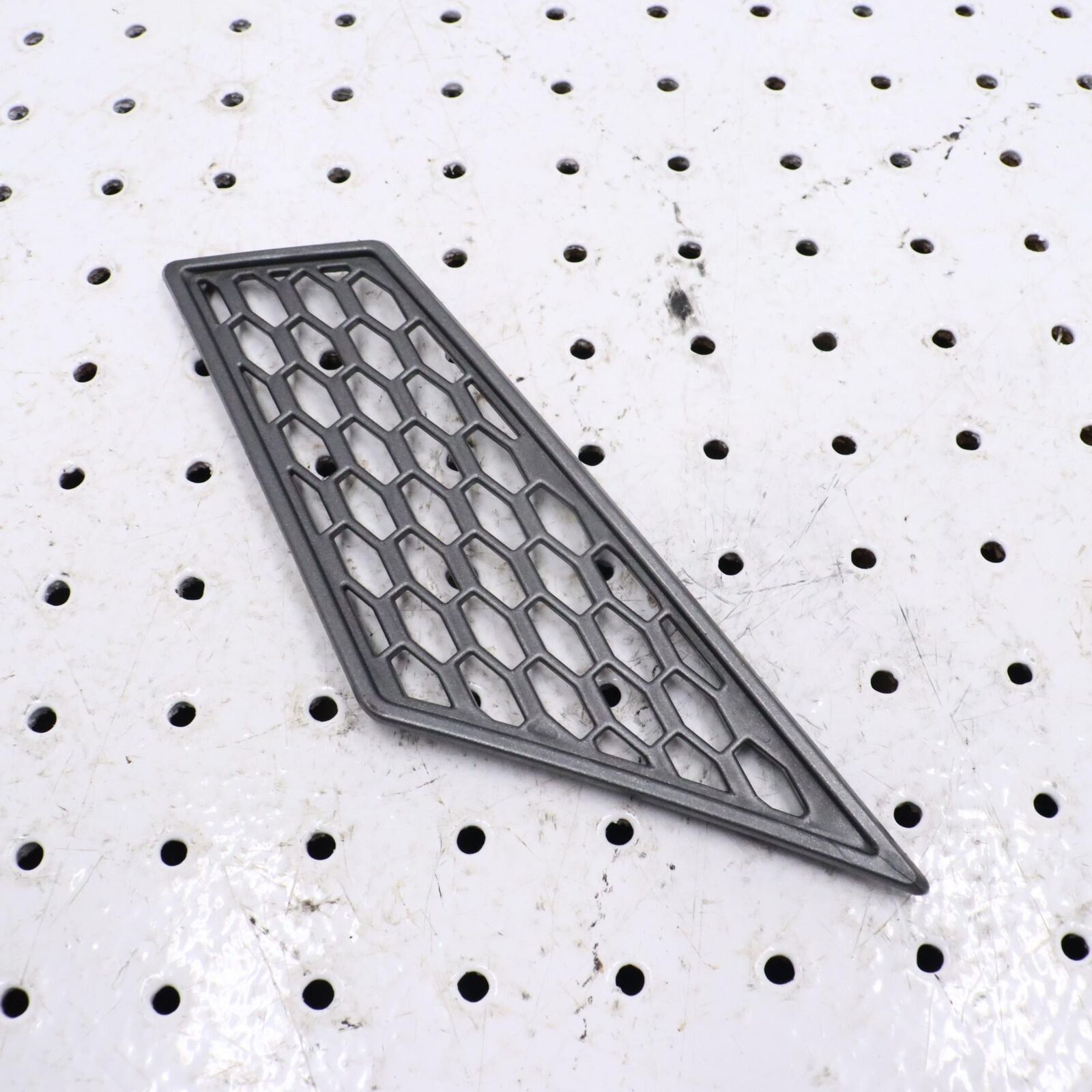 2007 ARCTIC CAT F5 RIGHT HOOD LOUVER SCREEN VENT COVER 4606-700 