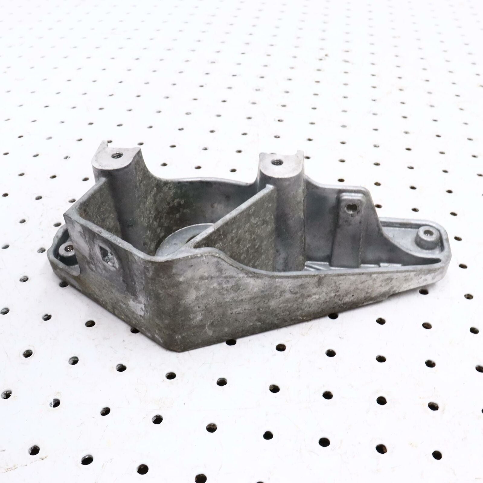 2006 POLARIS CLASSIC 700 ENGINE MOTOR MOUNT BRACKET 5134871
