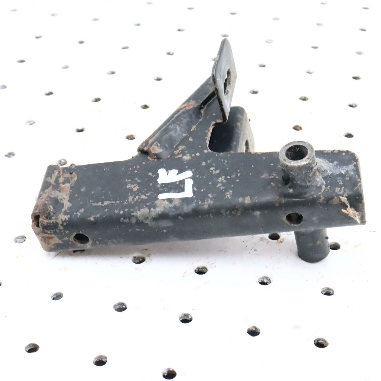 2000 POLARIS SPORTSMAN 500 FRONT LEFT RACK SUPPORT 1013210-067; 1040554-067