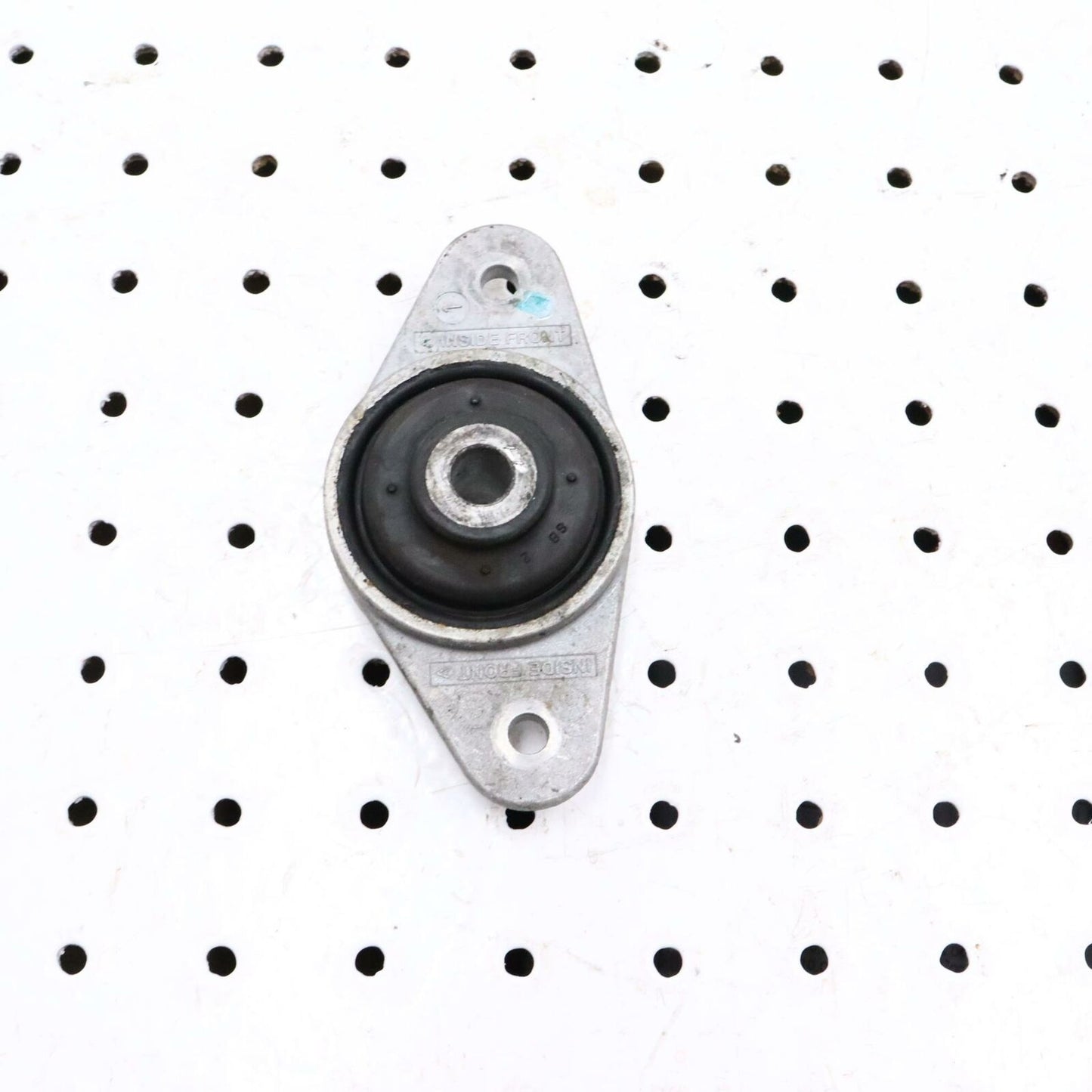 2006 POLARIS CLASSIC 700 ENGINE MOTOR MOUNT BRACKET 3021752