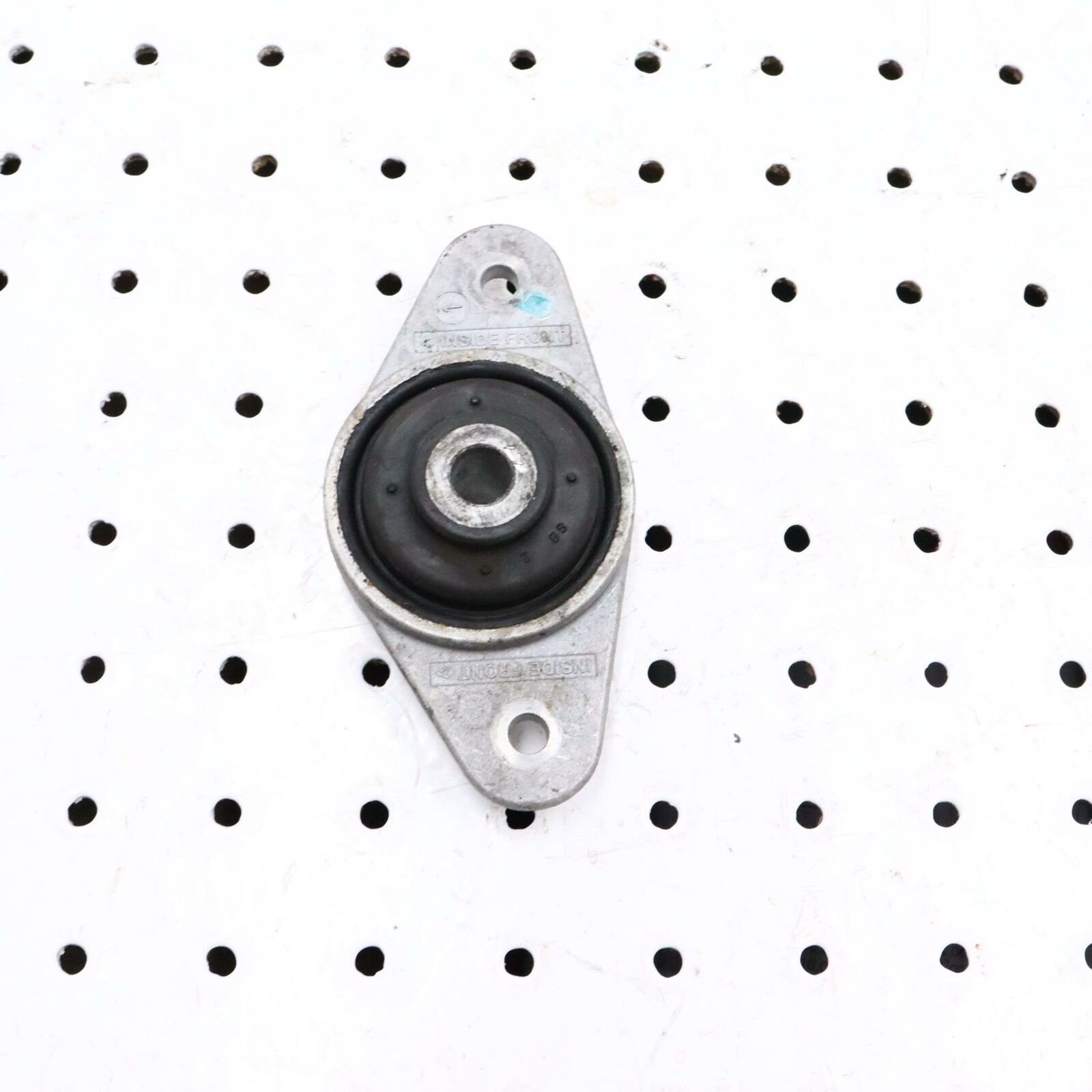 2006 POLARIS CLASSIC 700 ENGINE MOTOR MOUNT BRACKET 3021752