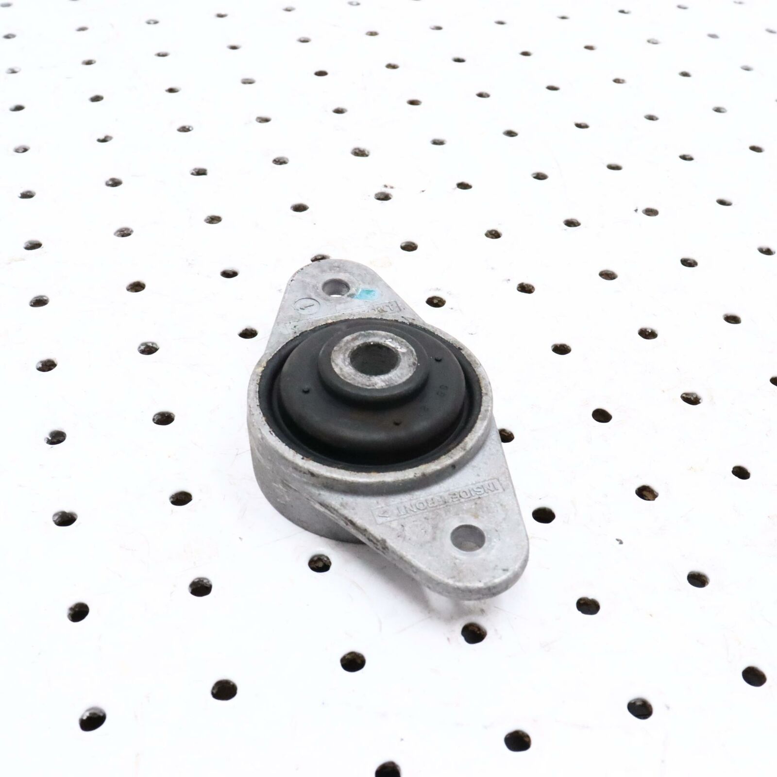 2006 POLARIS CLASSIC 700 ENGINE MOTOR MOUNT BRACKET 3021752