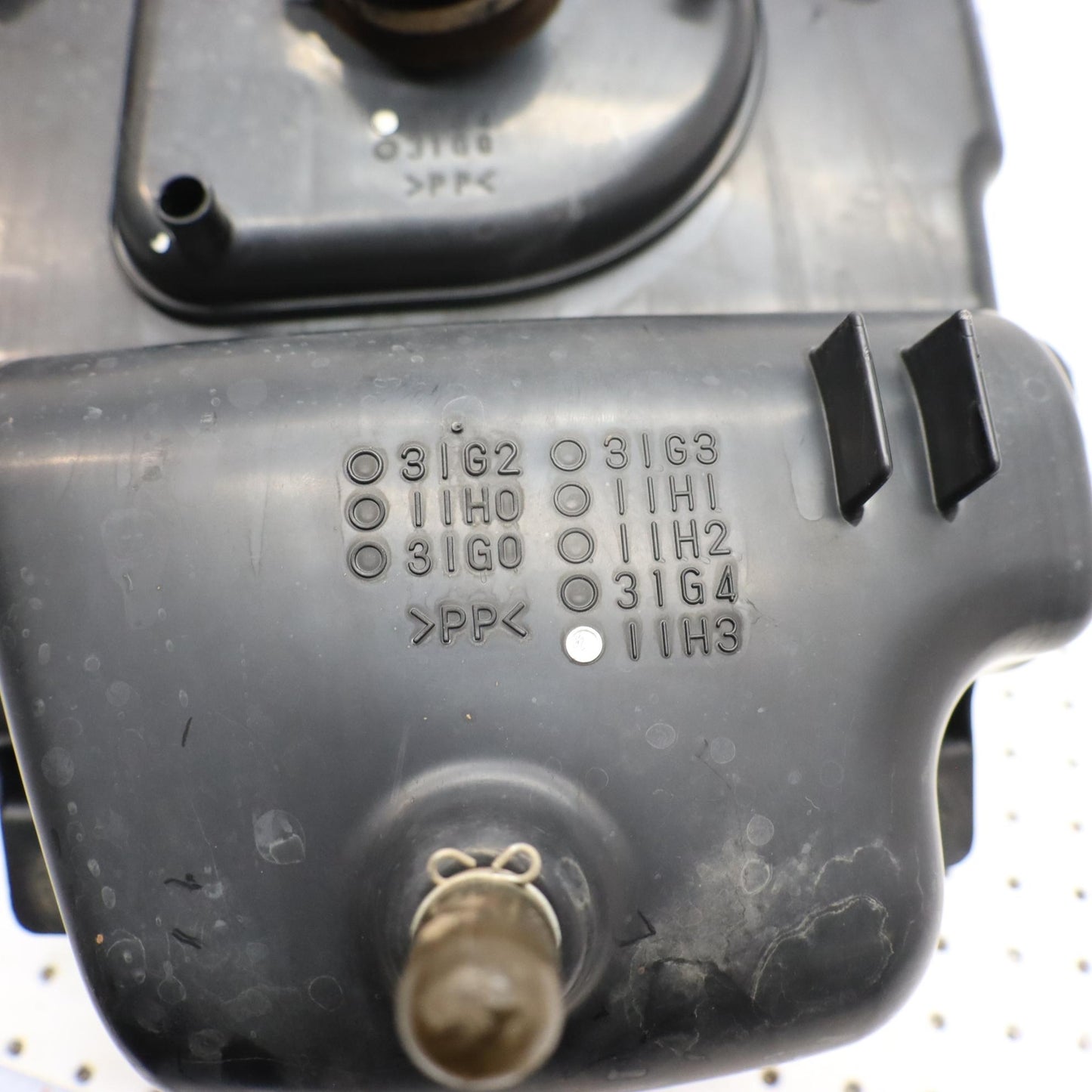 2016 SUZUKI KING QUAD 500 AIRBOX AIR BOX 13700-11H30; 13700-11H31