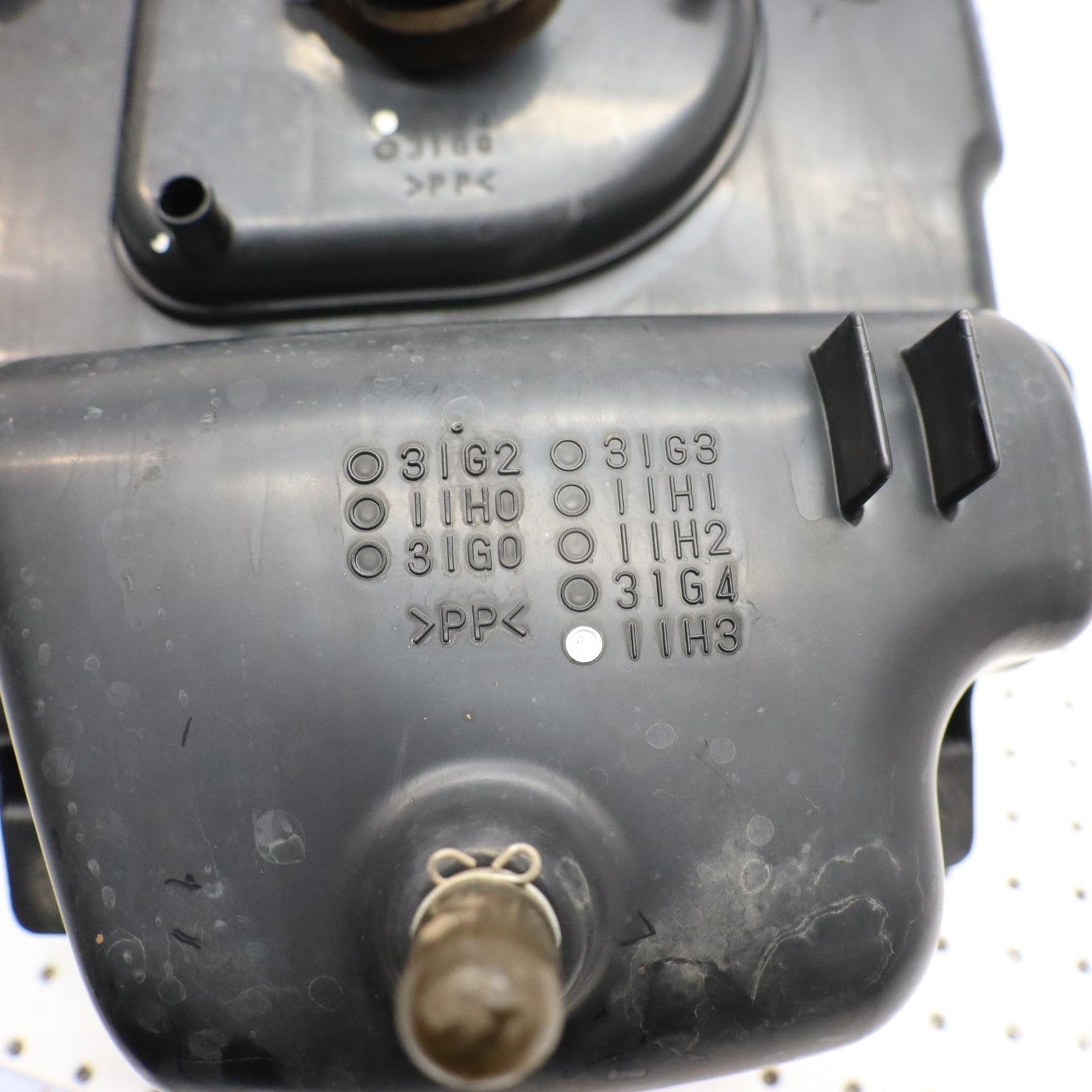 2016 SUZUKI KING QUAD 500 AIRBOX AIR BOX 13700-11H30; 13700-11H31