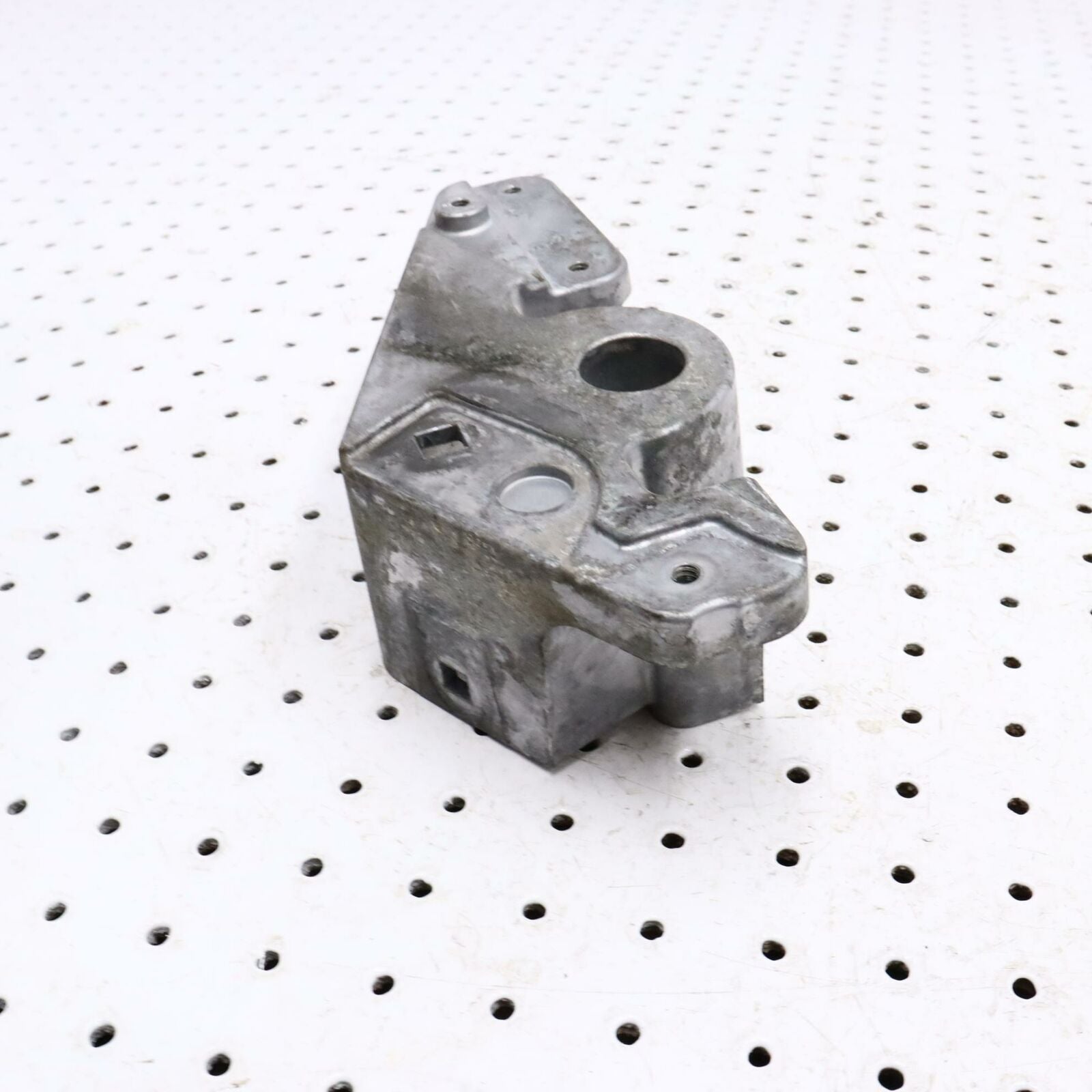 2006 POLARIS CLASSIC 700 ENGINE MOTOR MOUNT BRACKET 5134871