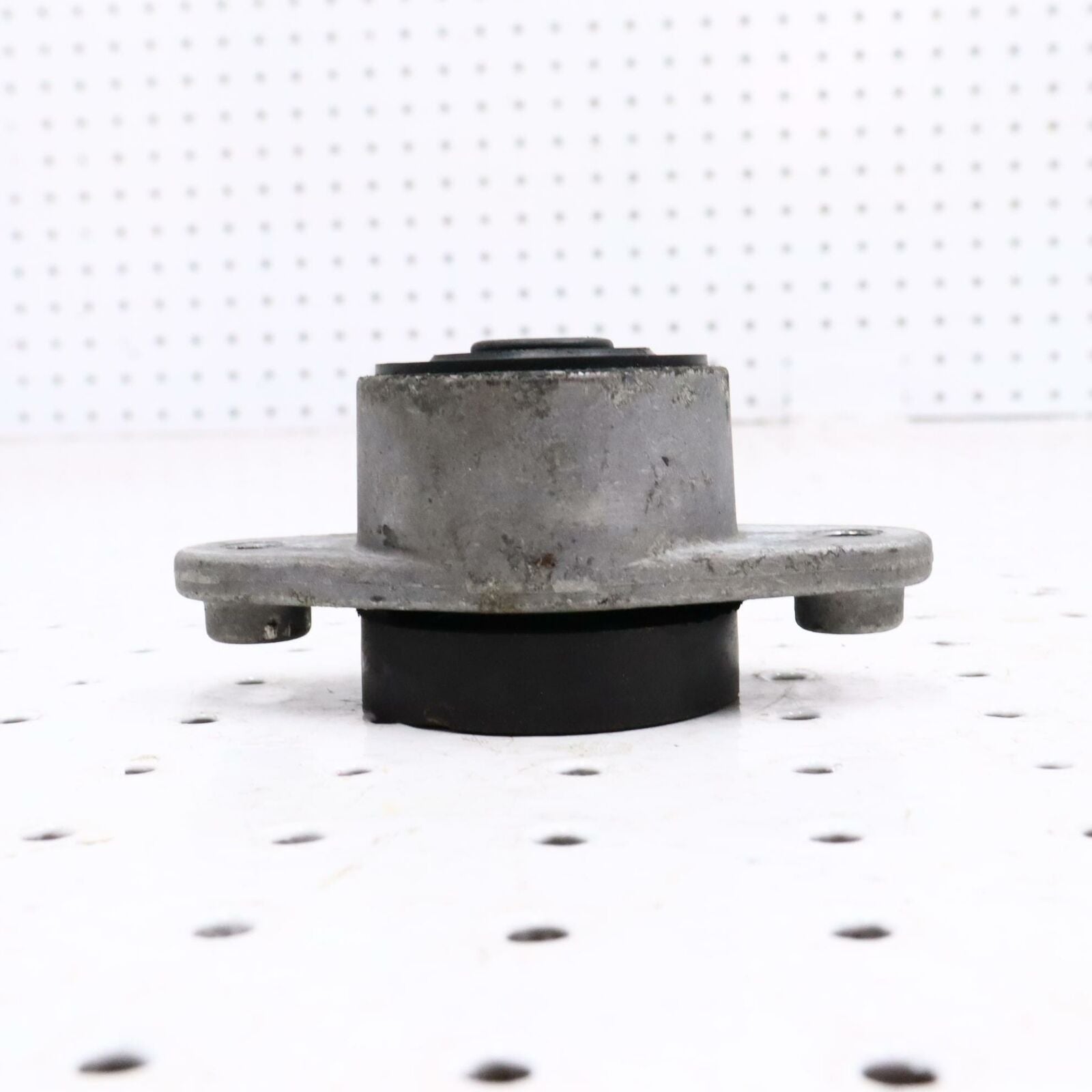 2006 POLARIS CLASSIC 700 ENGINE MOTOR MOUNT BRACKET 3021753